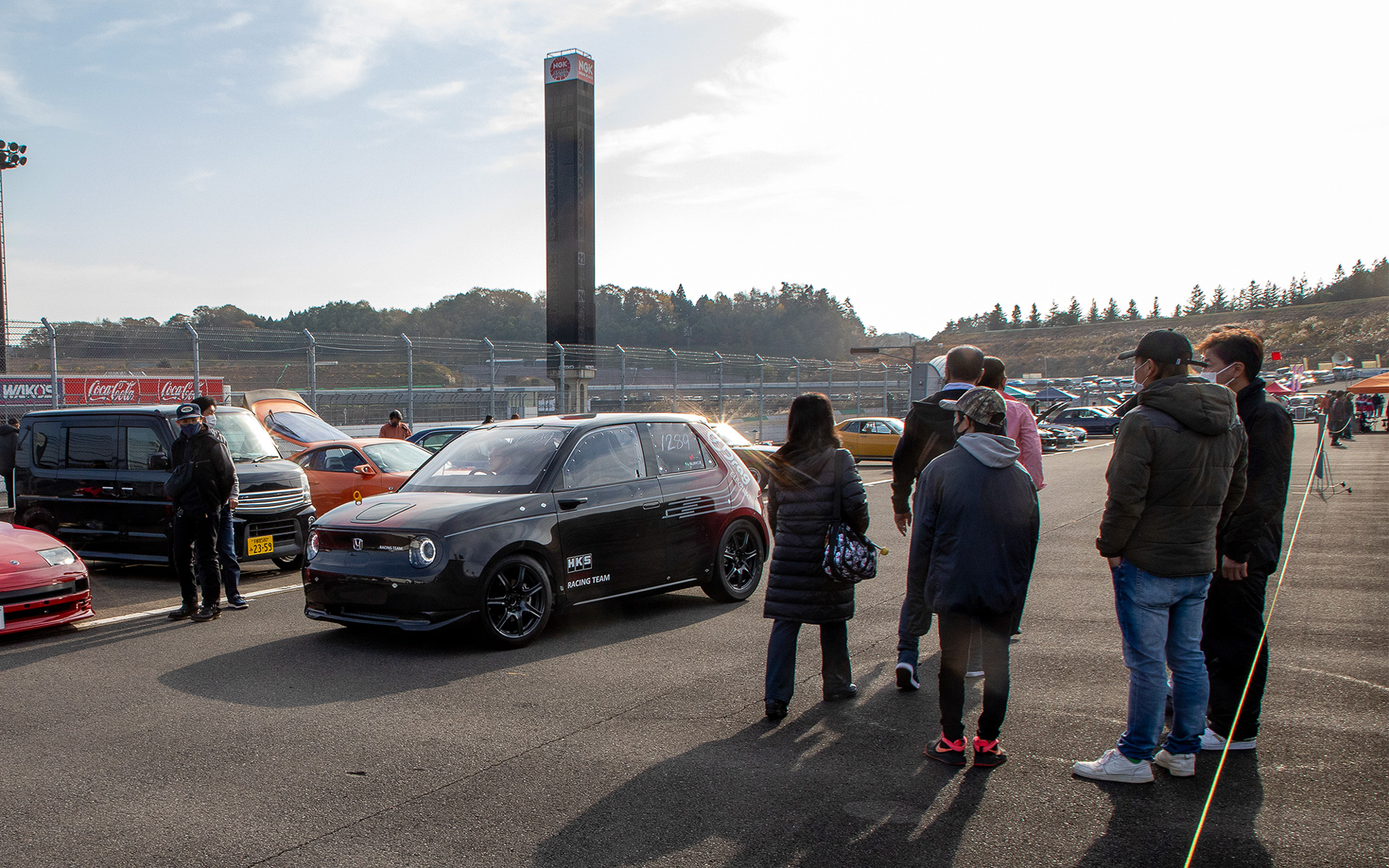 レースの合間に多くの人がe-DRAGに興味を持って見学に来た。また、スマホで撮影していく人もとても多かった。こうした反応もスタッフにとってはとても嬉しいことだという