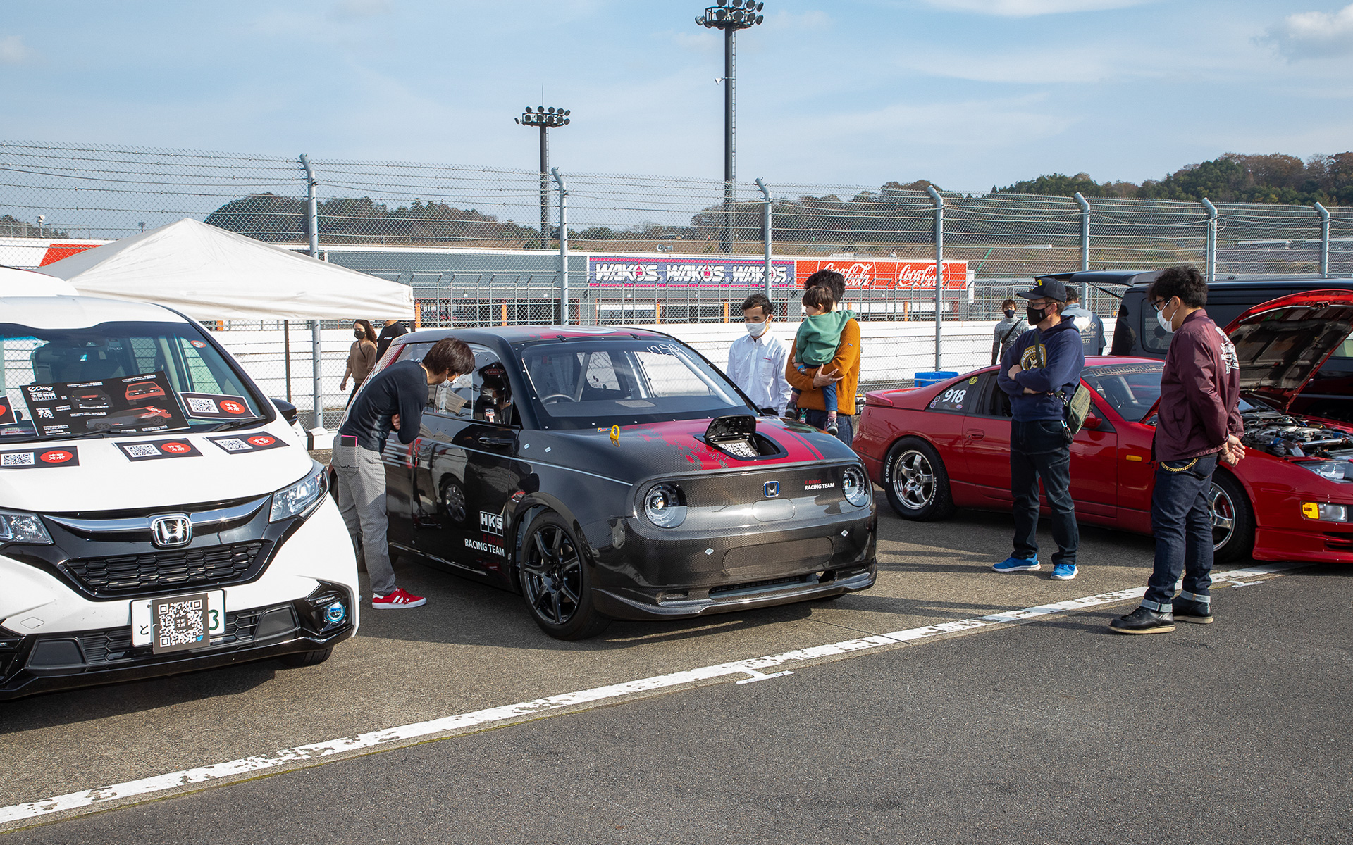 レースの合間に多くの人がe-DRAGに興味を持って見学に来た。また、スマホで撮影していく人もとても多かった。こうした反応もスタッフにとってはとても嬉しいことだという