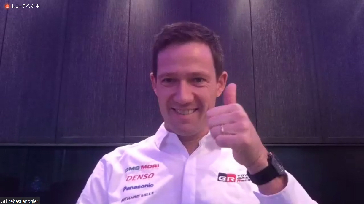 質疑応答の中で取材者から贈られた「優勝おめでとう」という言葉にサムズアップして応じるセバスチャン・オジエ選手