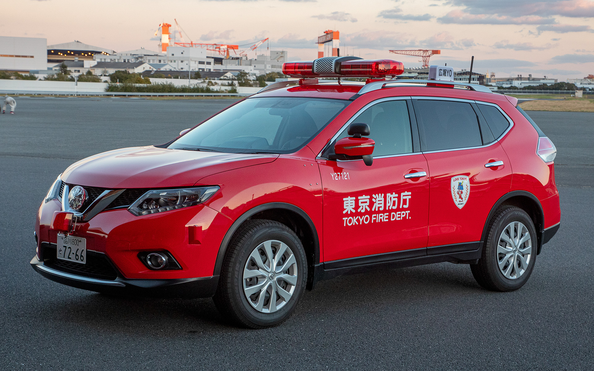 東京消防庁の広報車。日産エクストレイルを使用。ボディカラーは赤ではなくて「朱色」である