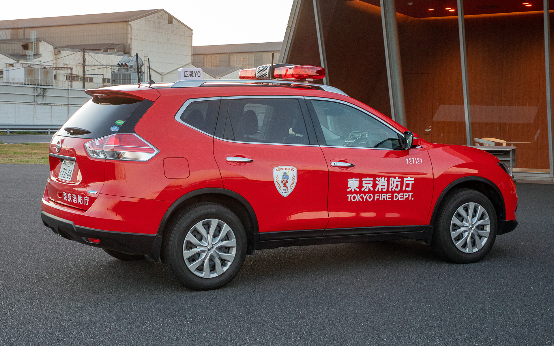 東京消防庁の広報車。日産エクストレイルを使用。ボディカラーは赤ではなくて「朱色」である