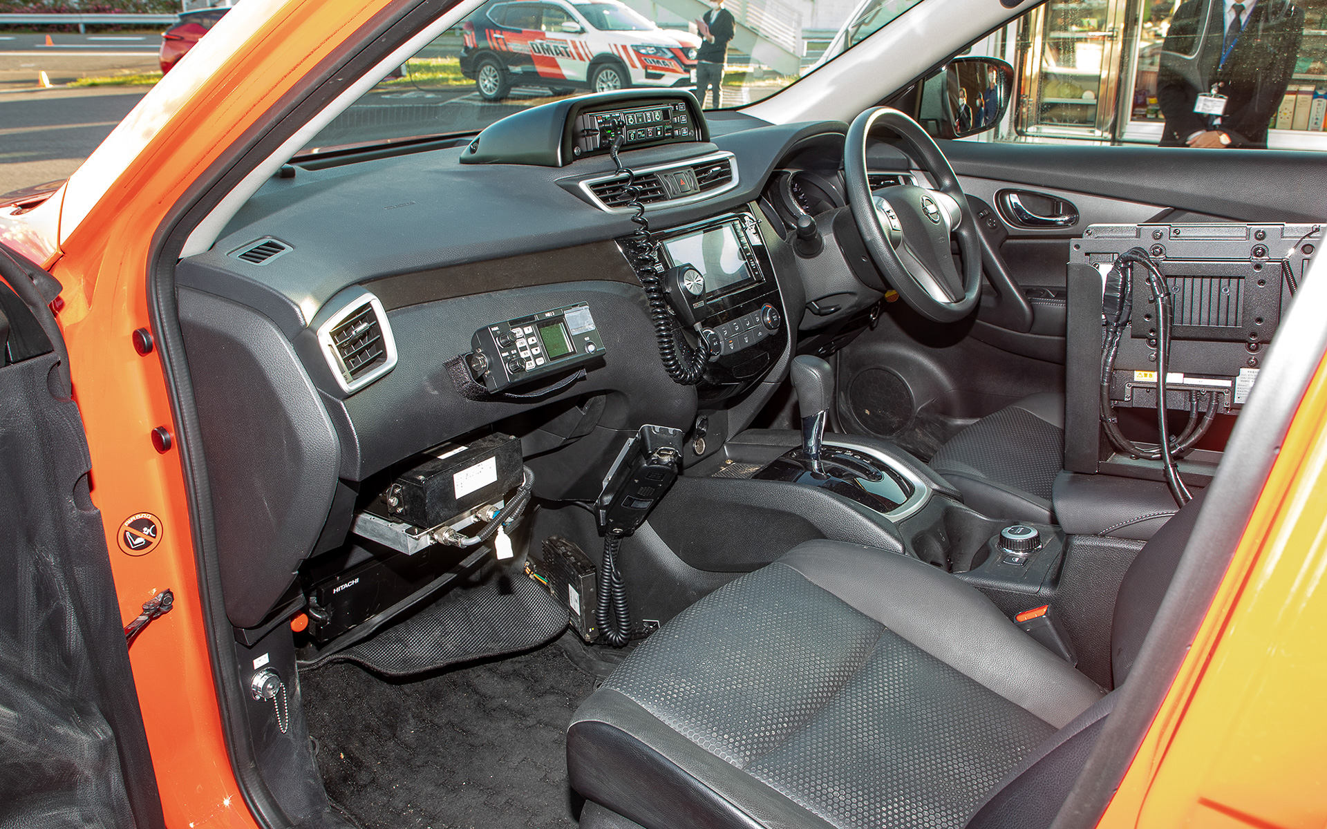 無線機や回点灯操作用の機材が助手席前にセットされる