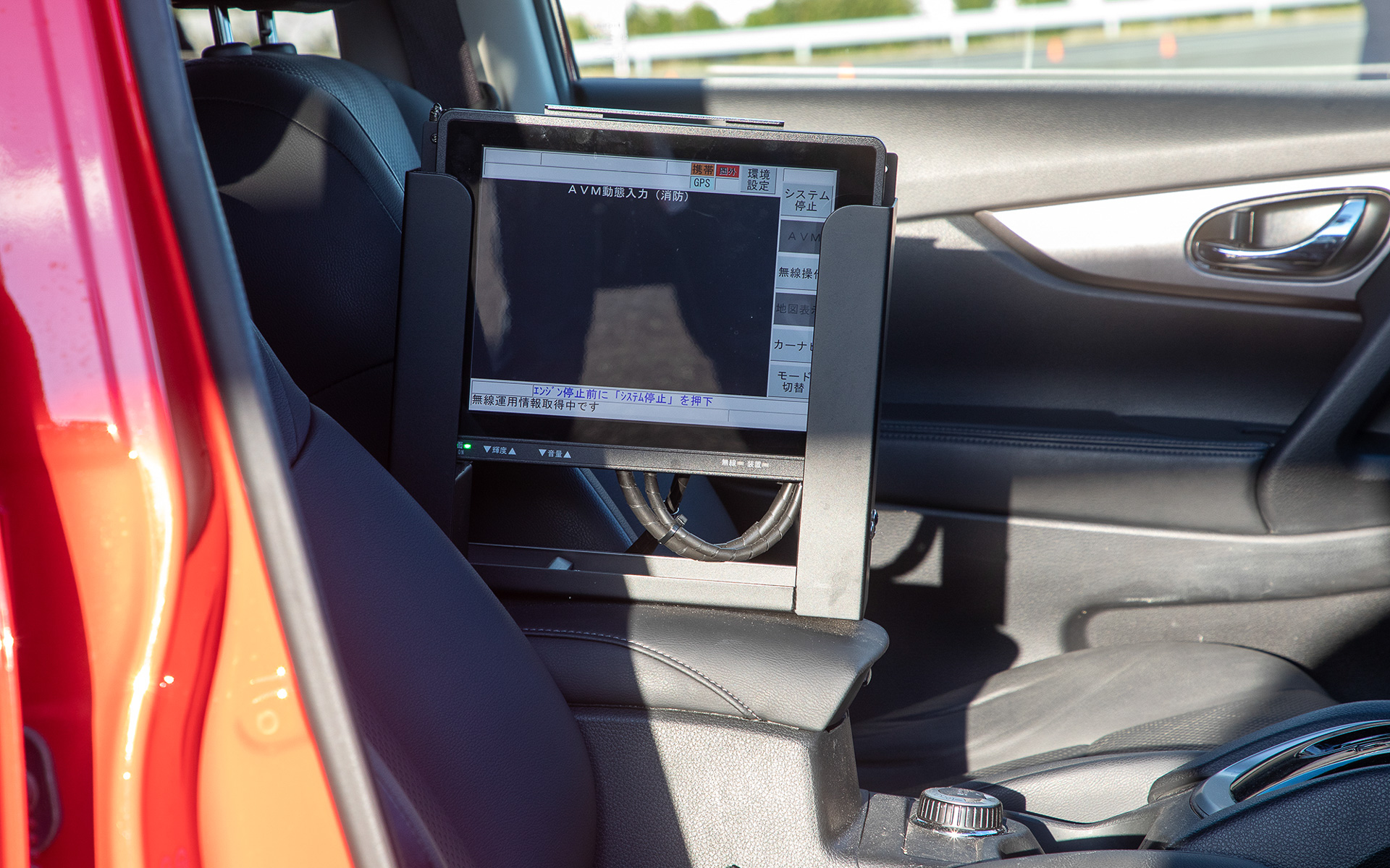 このタブレットには消防活動に必要な消防水利（水栓）の場所がマップ上に表示される。そして消防車両に搭載されているGPSからどの車両がどこの消防水利を使っているかが把握できる。指揮車が到着前であっても、先着した消防車両が時間的なロスなく活動するために活用する機材だ