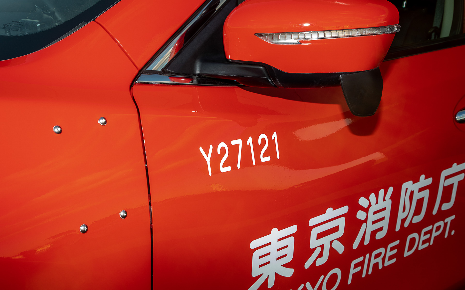 記号の読み方を聞いてみた。Yは広報車両の記号、その後ろの「27」は導入した年で、この車両では平成27年。そして残りは車両ごとの番号とのこと。英語記号はポンプ車ではP、救急車はA（アンビュランスのA）となる