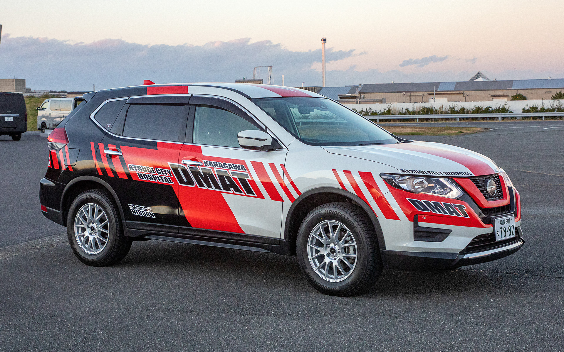 デザインは日産テクニカルセンターのデザイナーが行なった。サイドに縦に入る3本のラインは「愛」「勇気」「希望」を表すという。現場で目立つよう配色されている