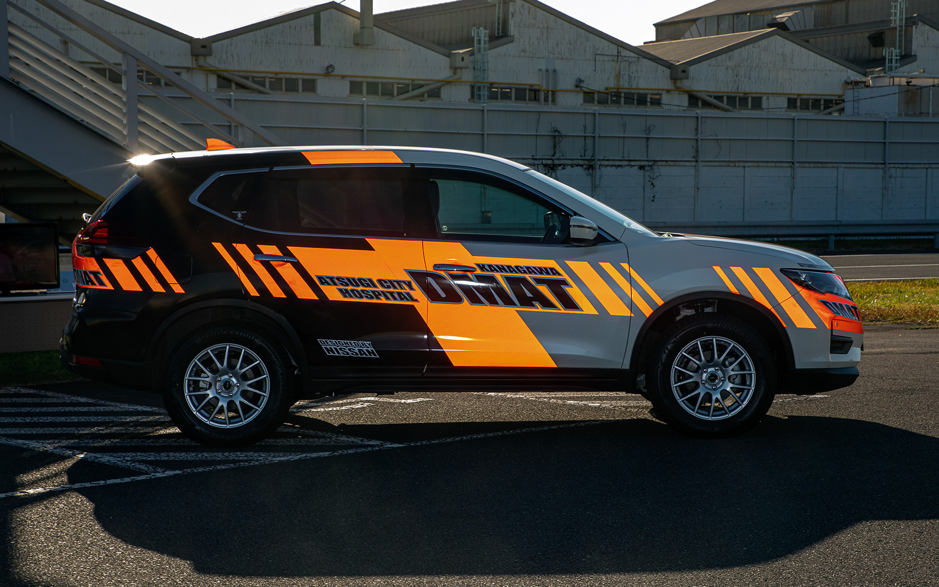 暗いところで光が当たると反射するシート材を使用。夜間でも視認性がよくDMATの車両であることがすぐ分かるようになっている