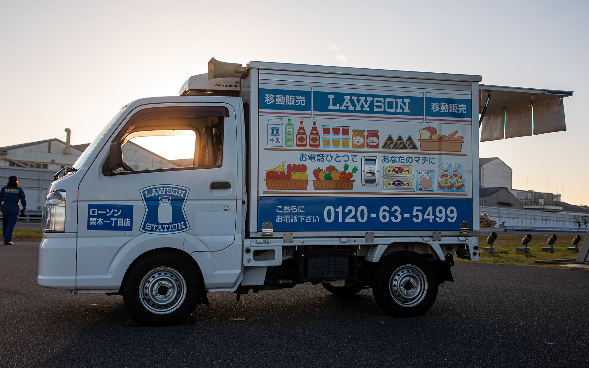 サイドのフラップを締めるとこのようなデザイン。買い物に不便な地域や老人ホームなどではこのクルマの到着を心待ちにしている人が多いという