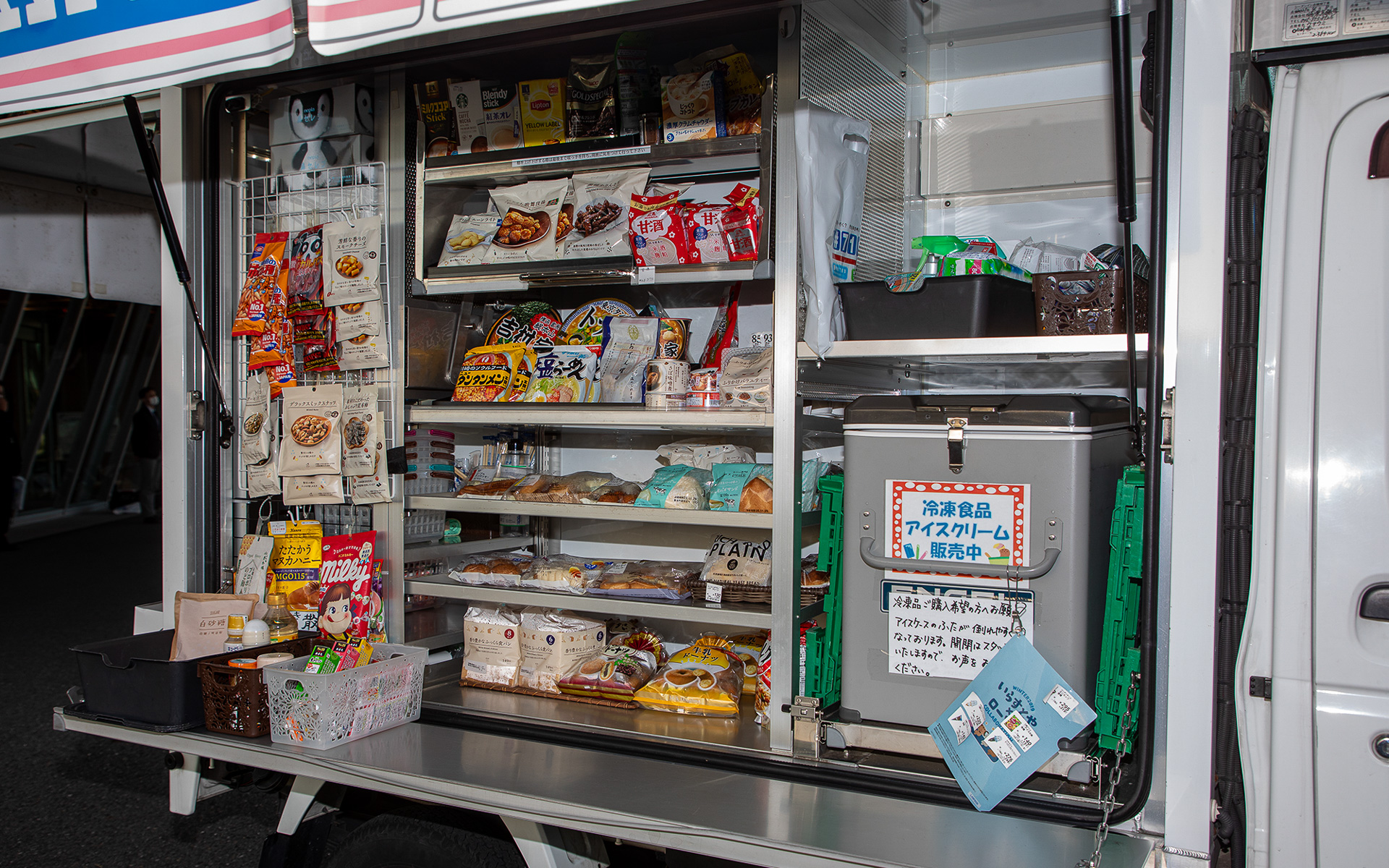 搭載する品数は約350品。これはローソン店舗にある品数の10分の1という。持っていく品物は現地の要望や状況に合わせたものに随時積み替える。アイスクリームの販売も行なう。会計は現金のみだが来年からはキャッシュレス決済に対応していくという