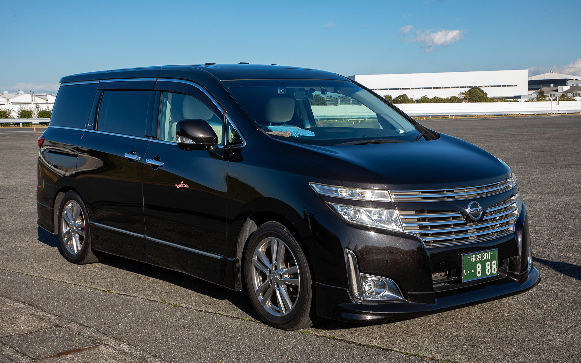 エルグランドのVIPパワーシートパッケージをベースにした移動会議室車両「Minimo」