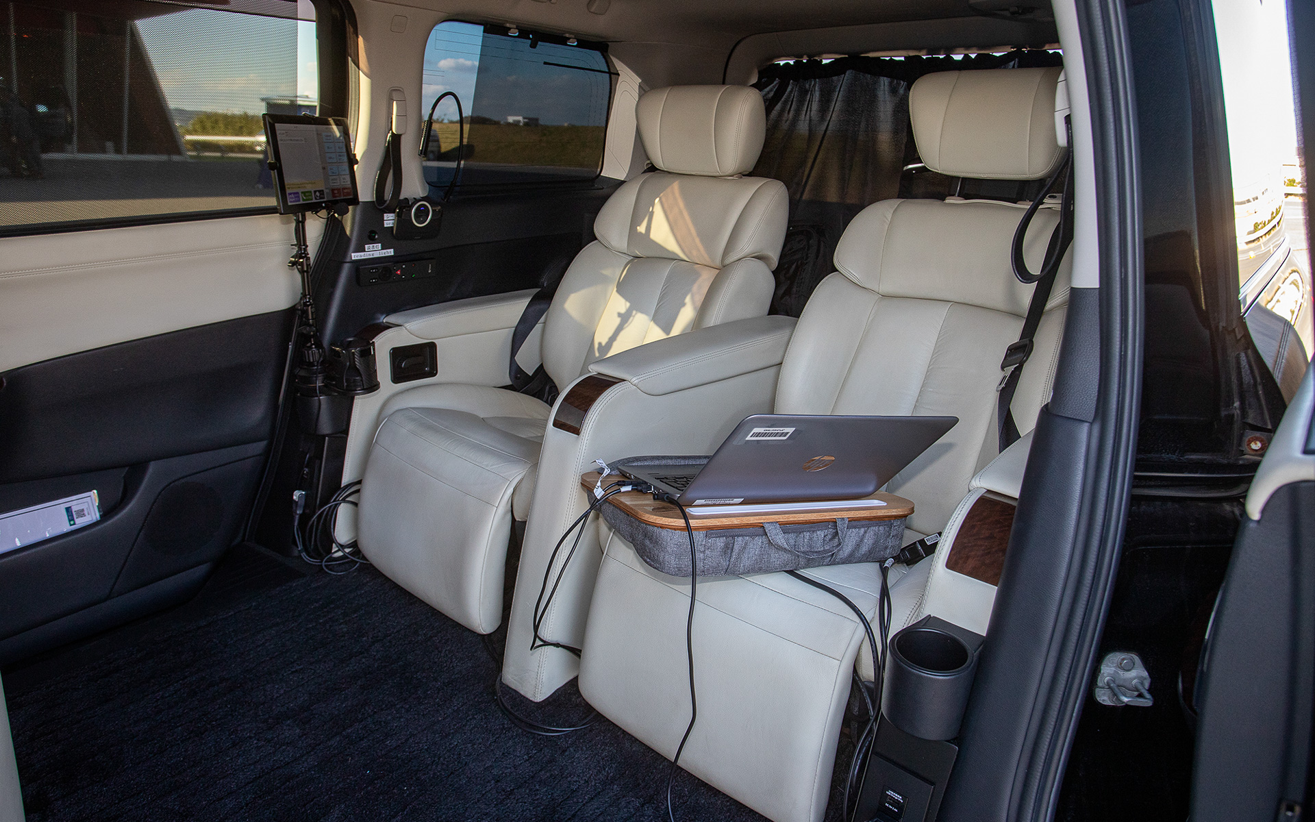 最後尾までスライドできる2列シート。豪華な室内だが娯楽のためのクルマではないのでシンプルな作りとしていた