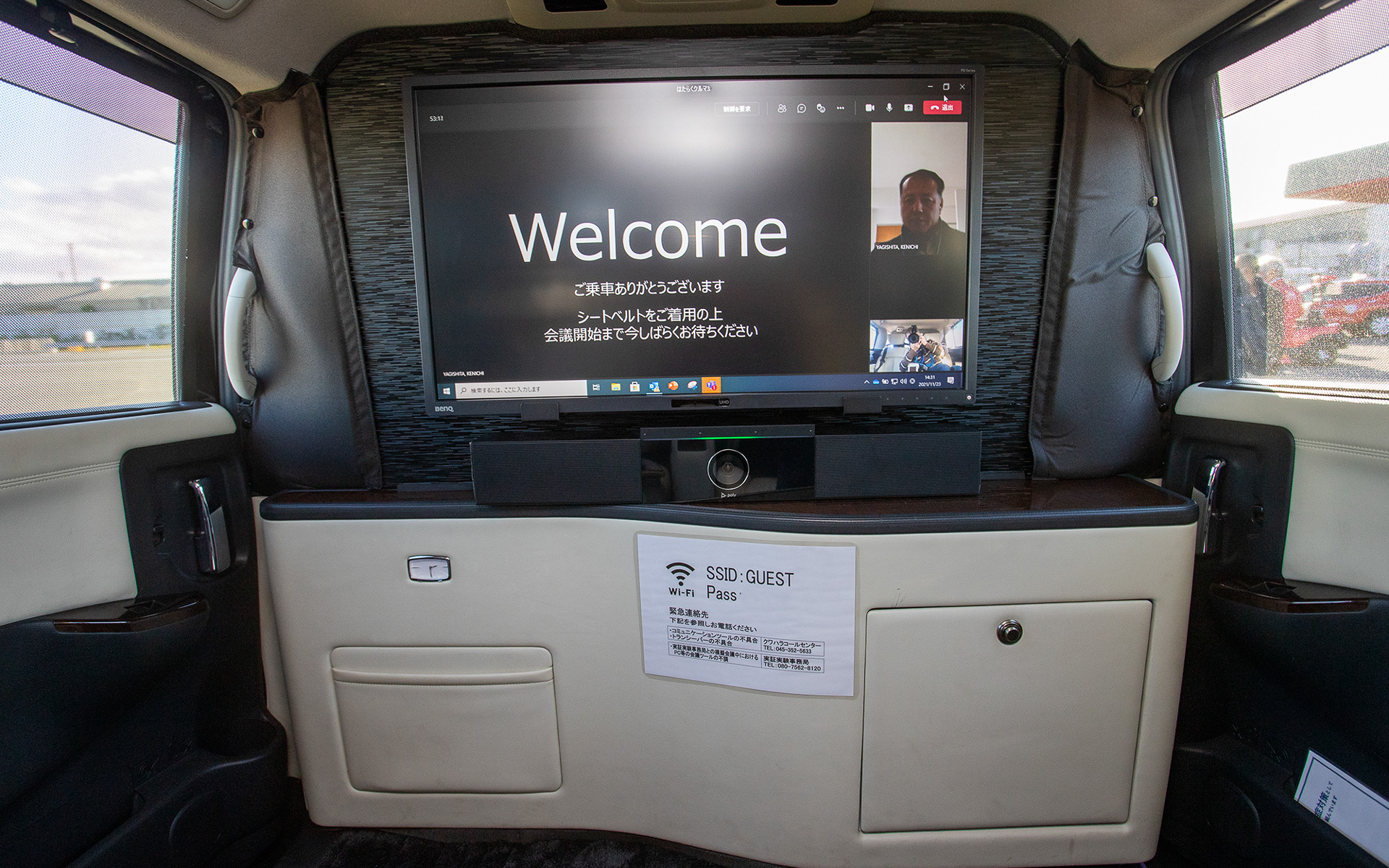 この場所にモニターとカメラを設置するとWeb会議などでは真っ直ぐ前を向いて対応できる。カメラはズームすることなども可能。このあたりもこだわった部分だという