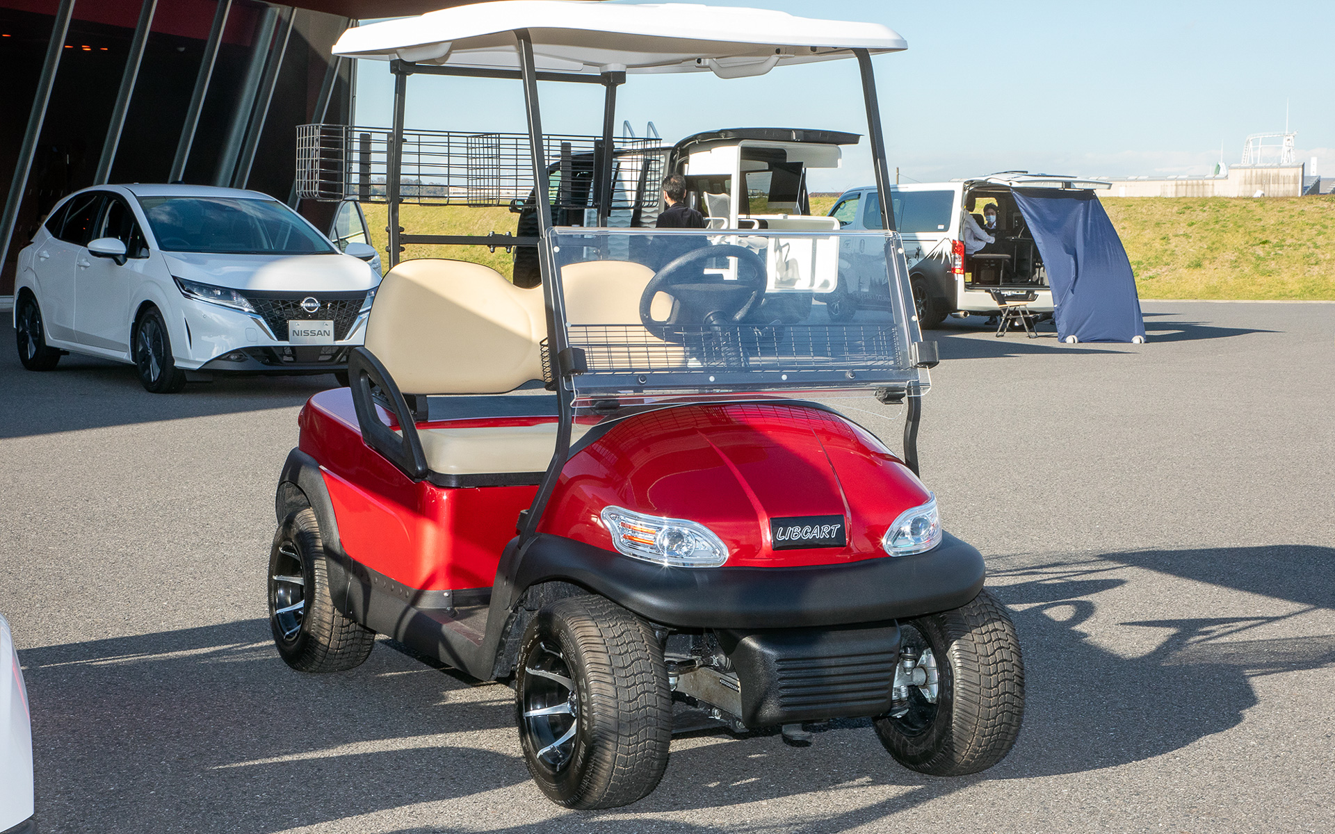 こちらは2人乗りカート。従来は1～2ラウンド使用すると充電切れだったがリチウムイオンでは一度の充電で3ラウンド以上回れるようになった