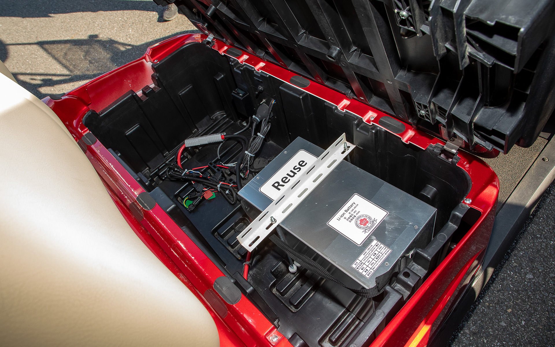 こちらは2人乗りカート。従来は1～2ラウンド使用すると充電切れだったがリチウムイオンでは一度の充電で3ラウンド以上回れるようになった