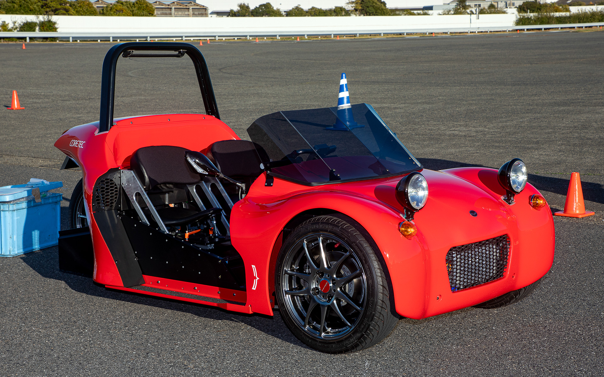 はたらくクルマというテーマにはあまり似合わないスポーティさだが、再生バッテリーを使用したスポーツカー。こちらもリーフの再生バッテリーを使用