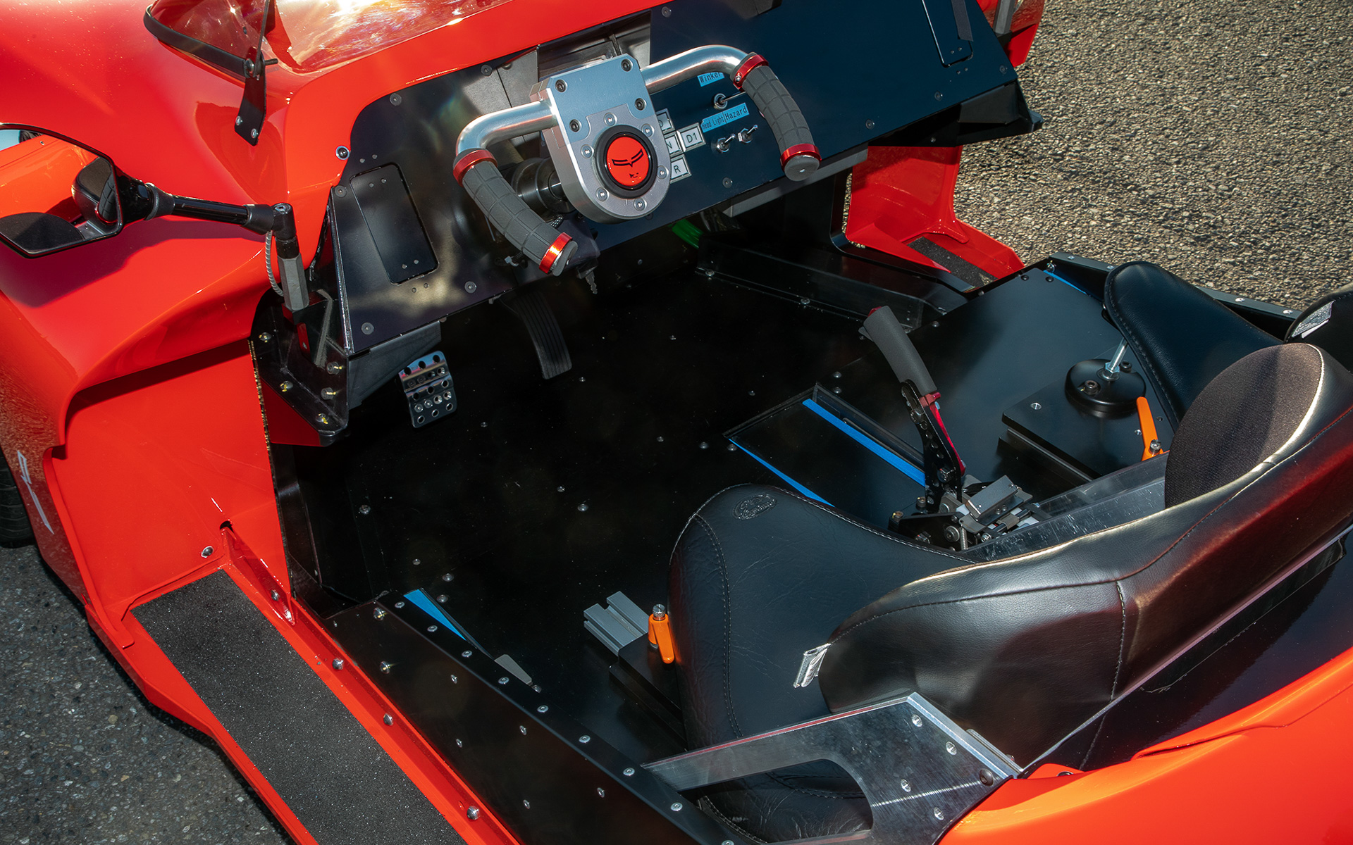 前2輪、後ろ1輪のトライク。法規上の乗車姿勢はバイクと同じく「またがり」となるのでシートはバイク用。ハンドルはバーハンドル。乗車中は左足が車体外側に置ける作りであることが決まり