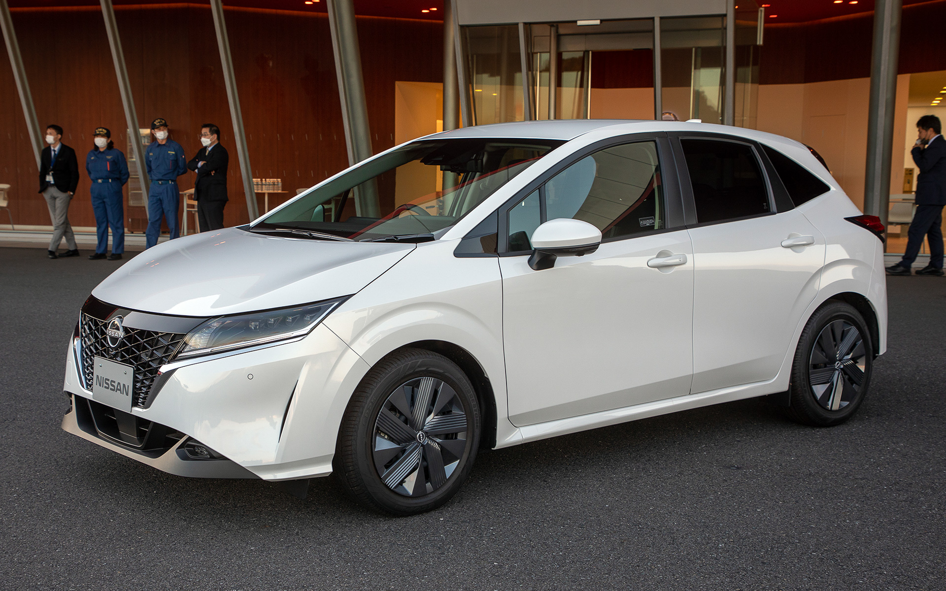 オーテックジャパンが架装する日産ノート 助手席回転シート車