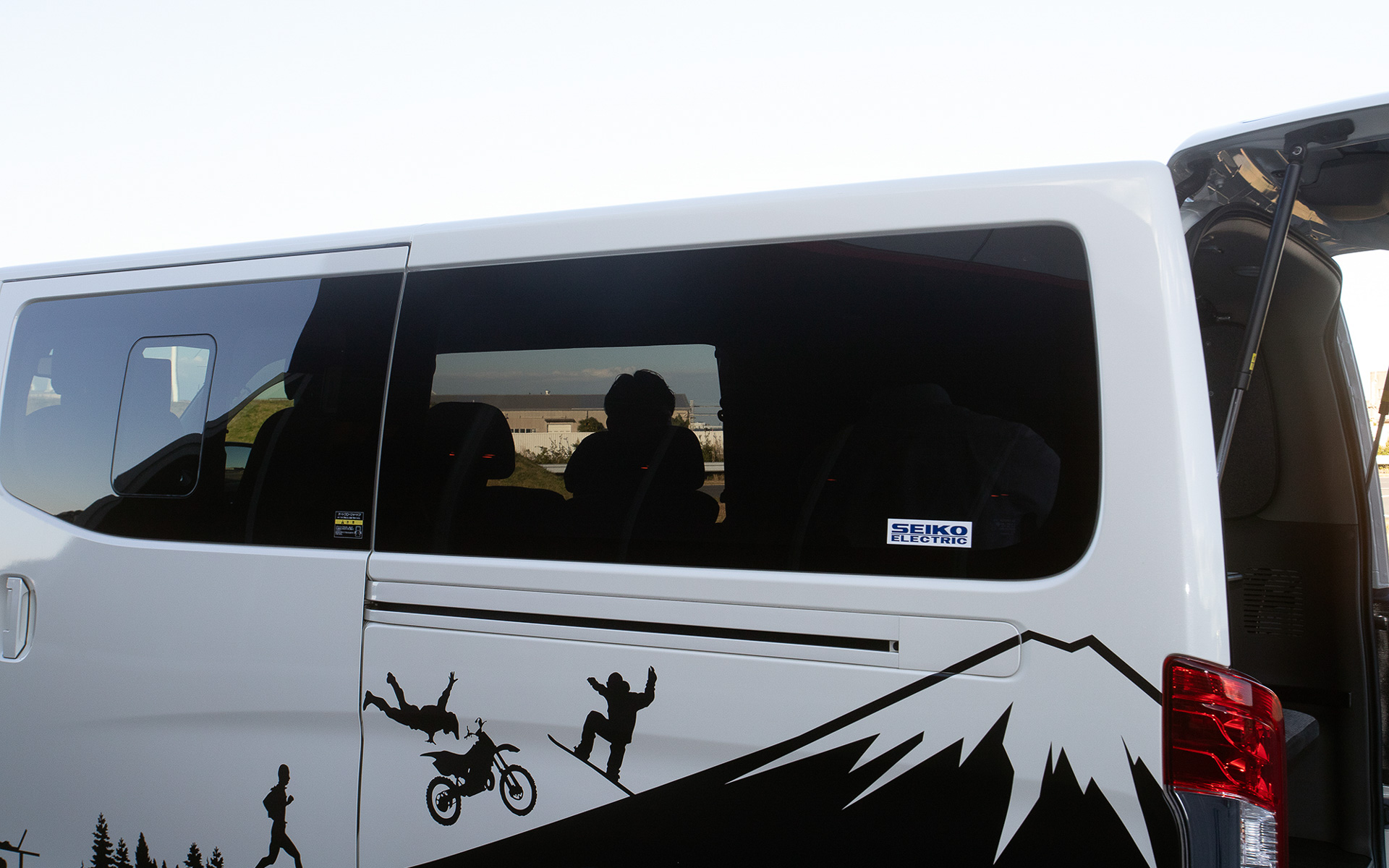 新型セレナの用品でも登場した電子シェード。キャラバン用も発売予定だという