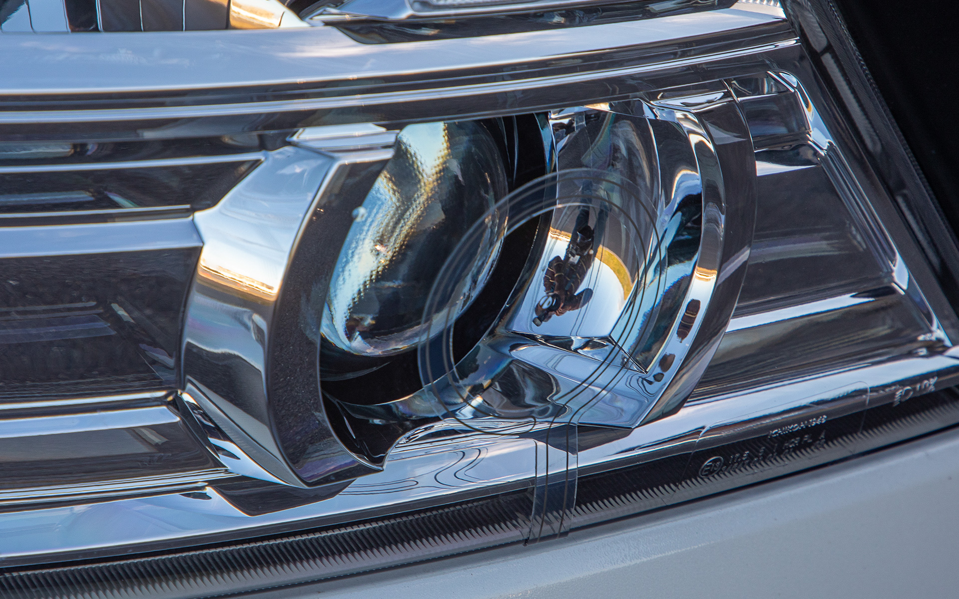 LEDライト用のあと付けヒーター。LEDライト車での降雪時にはぜひ欲しい機能。こちらも発売予定