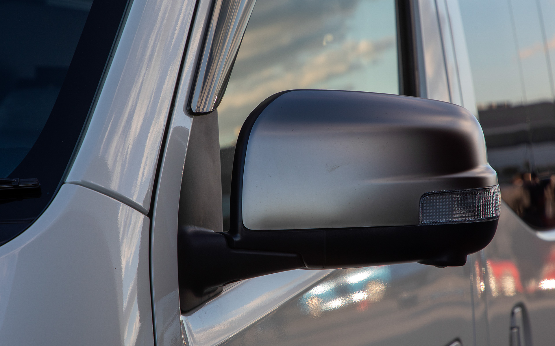 メッキパーツは人気だが、仕事でクルマを使う場合、派手すぎると感じることもある。そんなニーズに対応した落ち着いた色合いのカバードパーツ