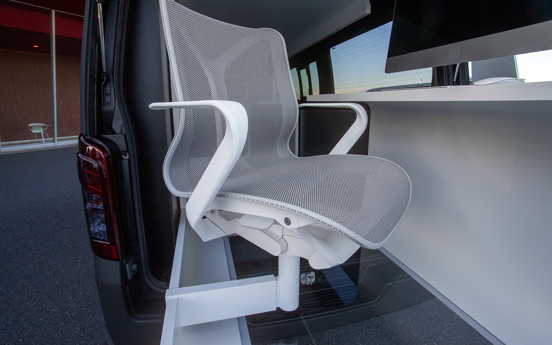 イスはハーマンミラー製のコズムチェア。人間工学に基づいた作りで座り心地がとてもいい。長時間のデスクワーク向き