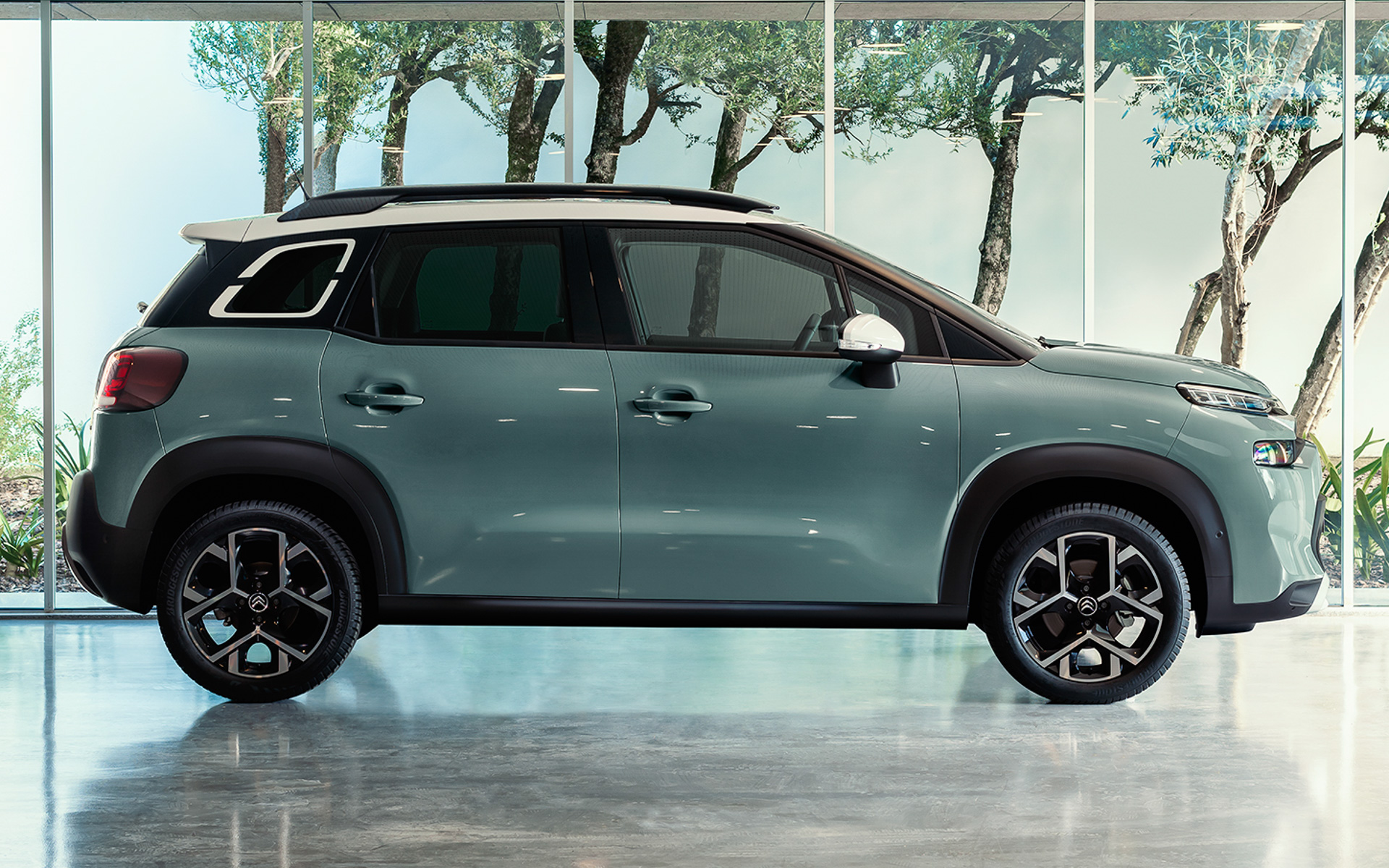 ボディサイズは、4160×1765×1630mm（全長×全幅×全高）、ホイールベースは2605mm、車両重量はシャインが1290kg、シャイン パッケージが1320kg