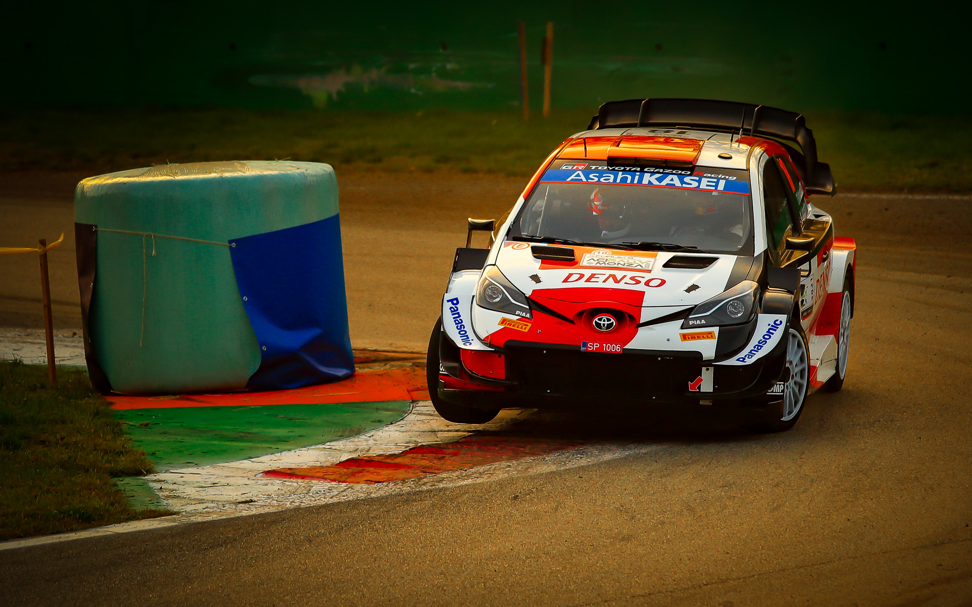 最終日のモンツァサーキットで接触によるダメージで左フロントタイヤが脱落するアクシデントも発生。しかし、チームメカニックの迅速な作業によってマシンは修復され、最後のステージも果敢にアタックすることが可能になった