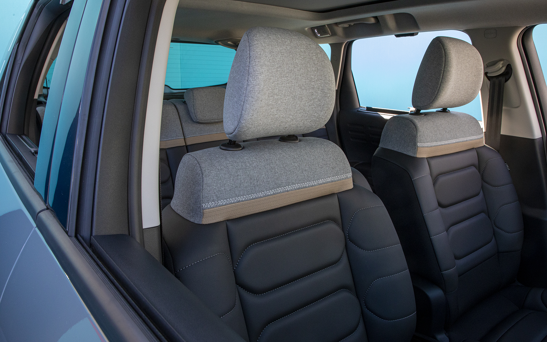 ショルダー部にはベージュのアクセントラインとシェブロンを並べたような白いアクセントステッチが入る