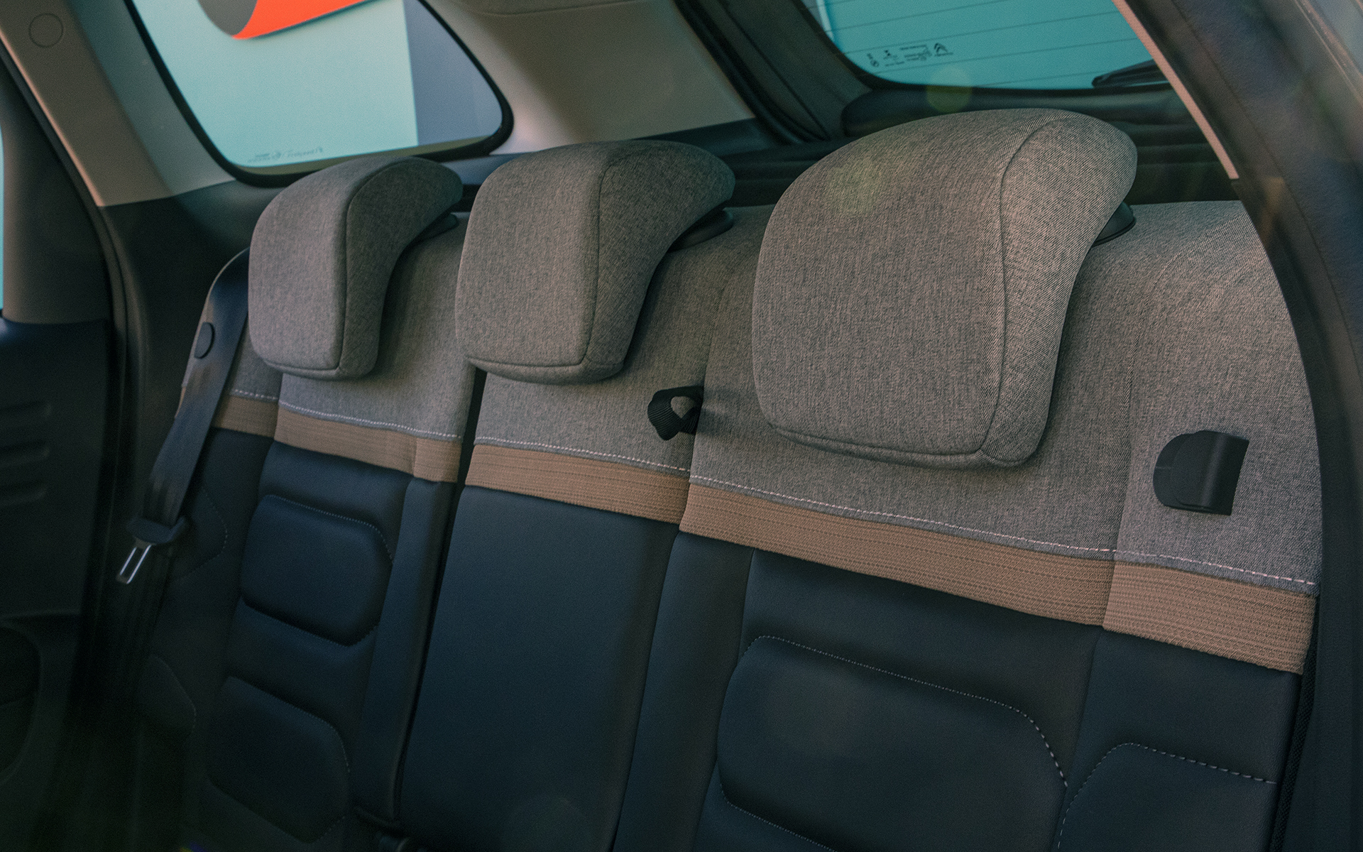 ショルダー部にはベージュのアクセントラインとシェブロンを並べたような白いアクセントステッチが入る