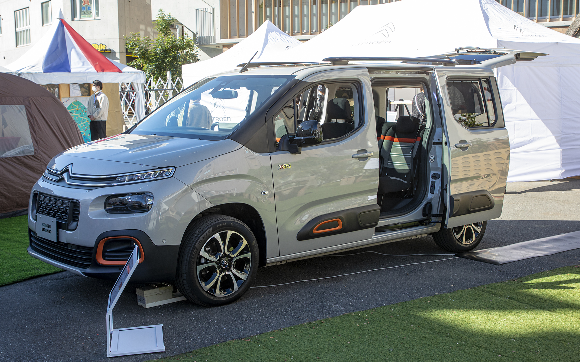 こちらは「ベルランゴ SHINE BlueHDi XTR PACK」