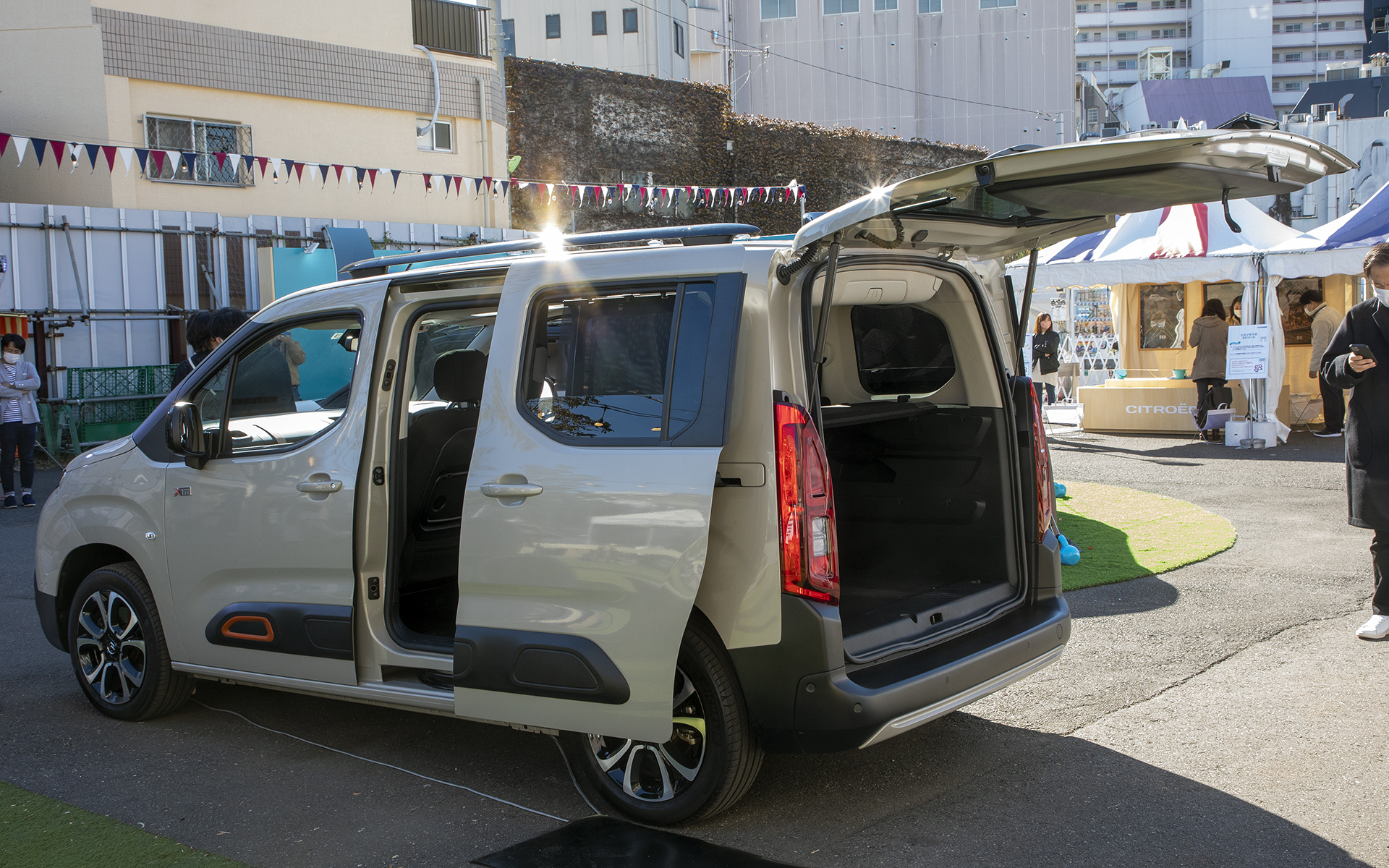 こちらは「ベルランゴ SHINE BlueHDi XTR PACK」