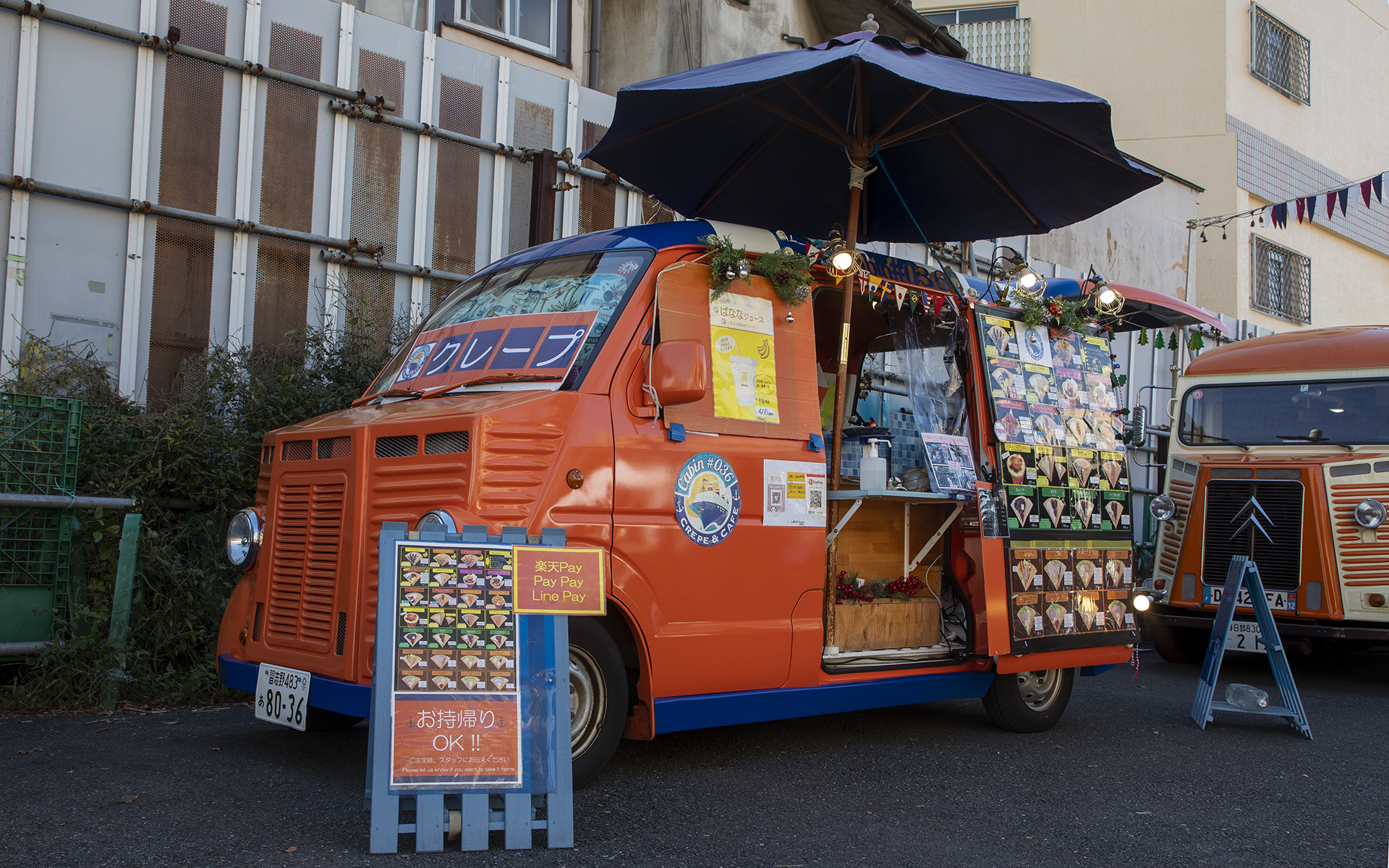 こちらはクレープのキッチンカー。メディアが取材する時間は営業前だったが、開期中はクレープ屋さんのあの甘い匂いに惹きつけられるのだろう