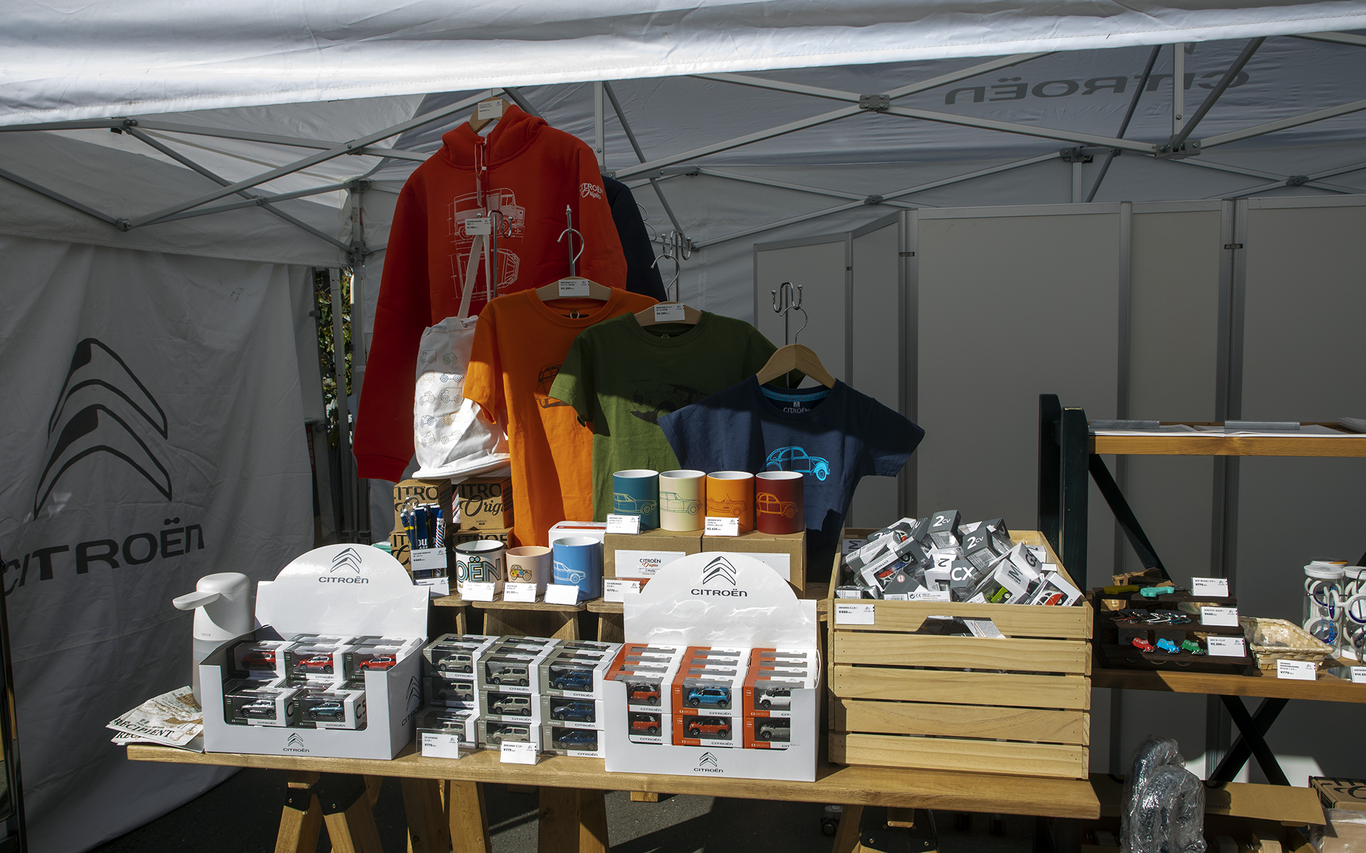 インフォメーションとグッズの物販