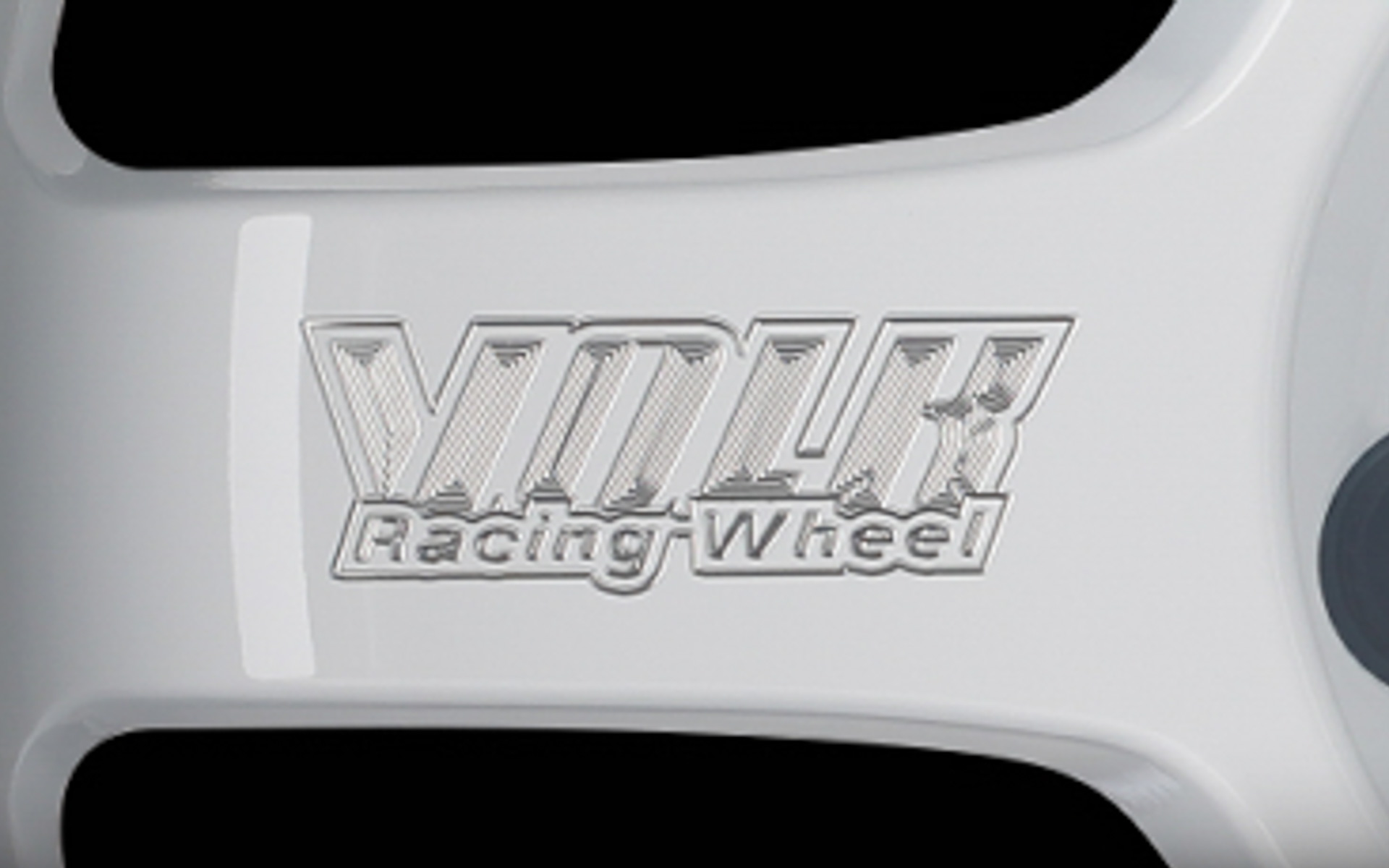 A.M.T.によるマシニングで初代ステッカーロゴを精巧に再現している