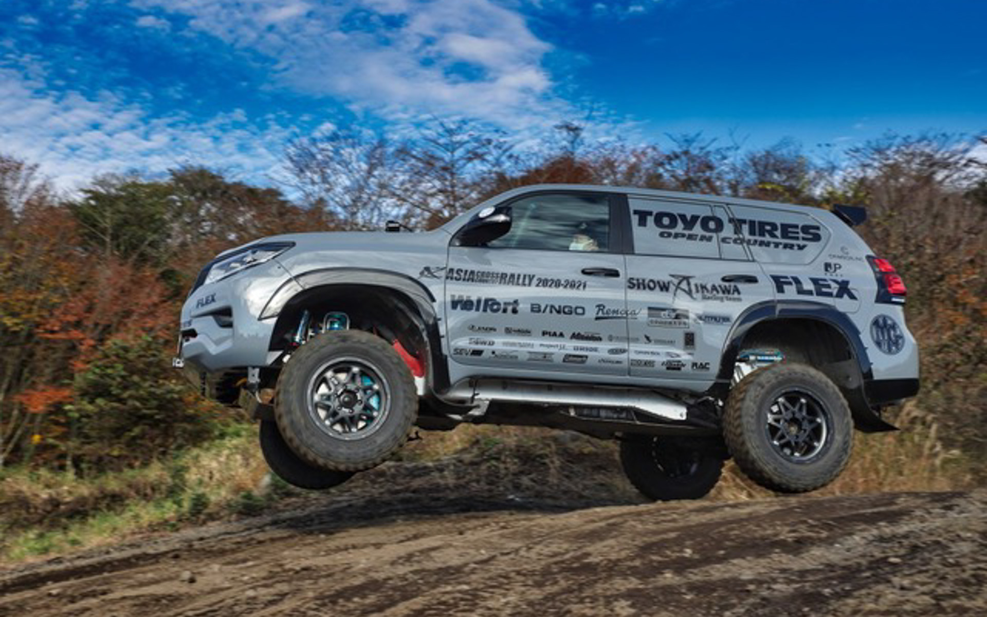 参戦車両はランドクルーザー レーシング プラド