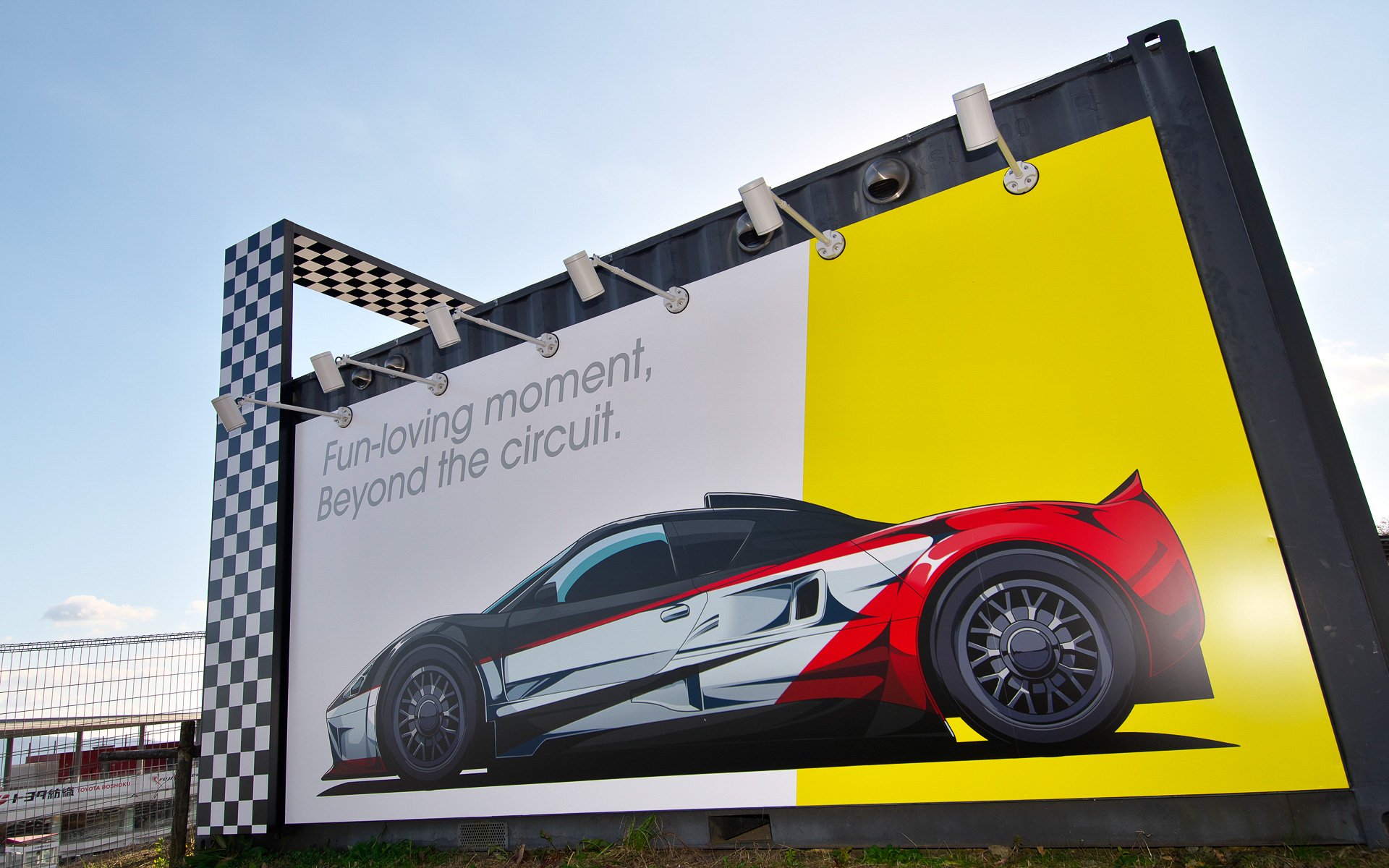 富士スピードウェイに新設された加熱式たばこ専用室