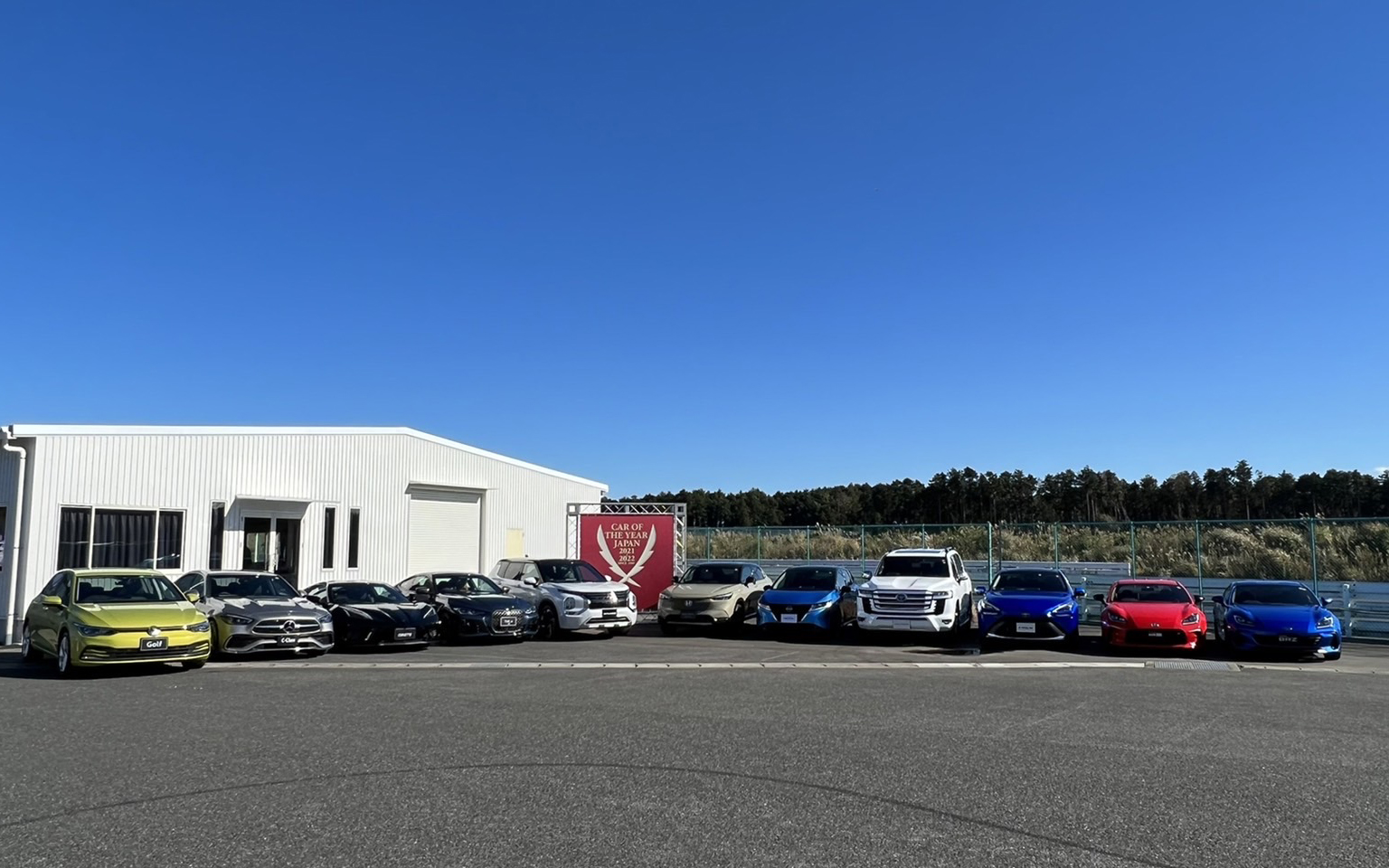 袖ケ浦フォレストレースウェイで2021-2022日本カー・オブ・ザ・イヤー10ベスト試乗会が開かれた。今年の1台を選ぶ重要な会だが、頭を悩ませる会でもある……