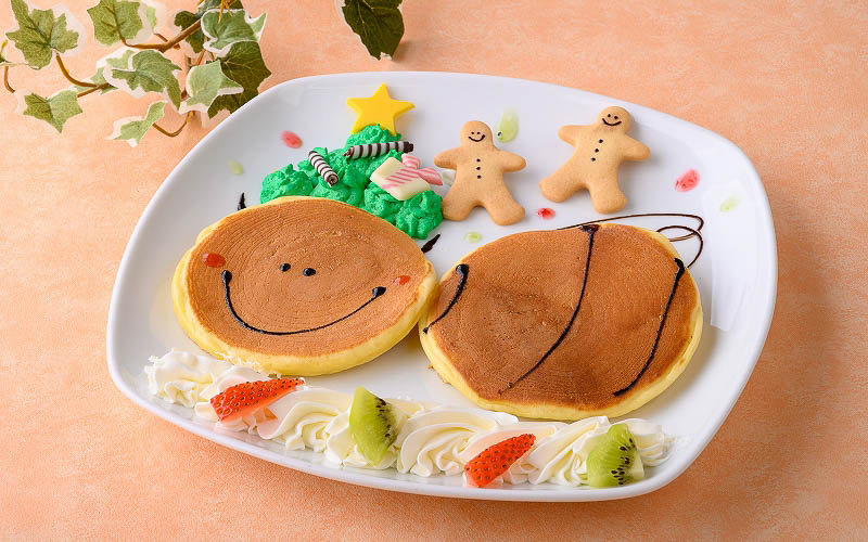 「ぶんぶんサンタのハッピークリスマスツリーパンケーキ」（800円）。「ぶんぶんのパンケーキやさん」で10月2日～12月25日に販売。三重県産の小麦「伊勢の響」を使用したパンケーキで、子供に人気のキャラクター“ぶんぶん”にメロン味のホイップで描かれたクリスマスツリーやジンジャークッキーをトッピング