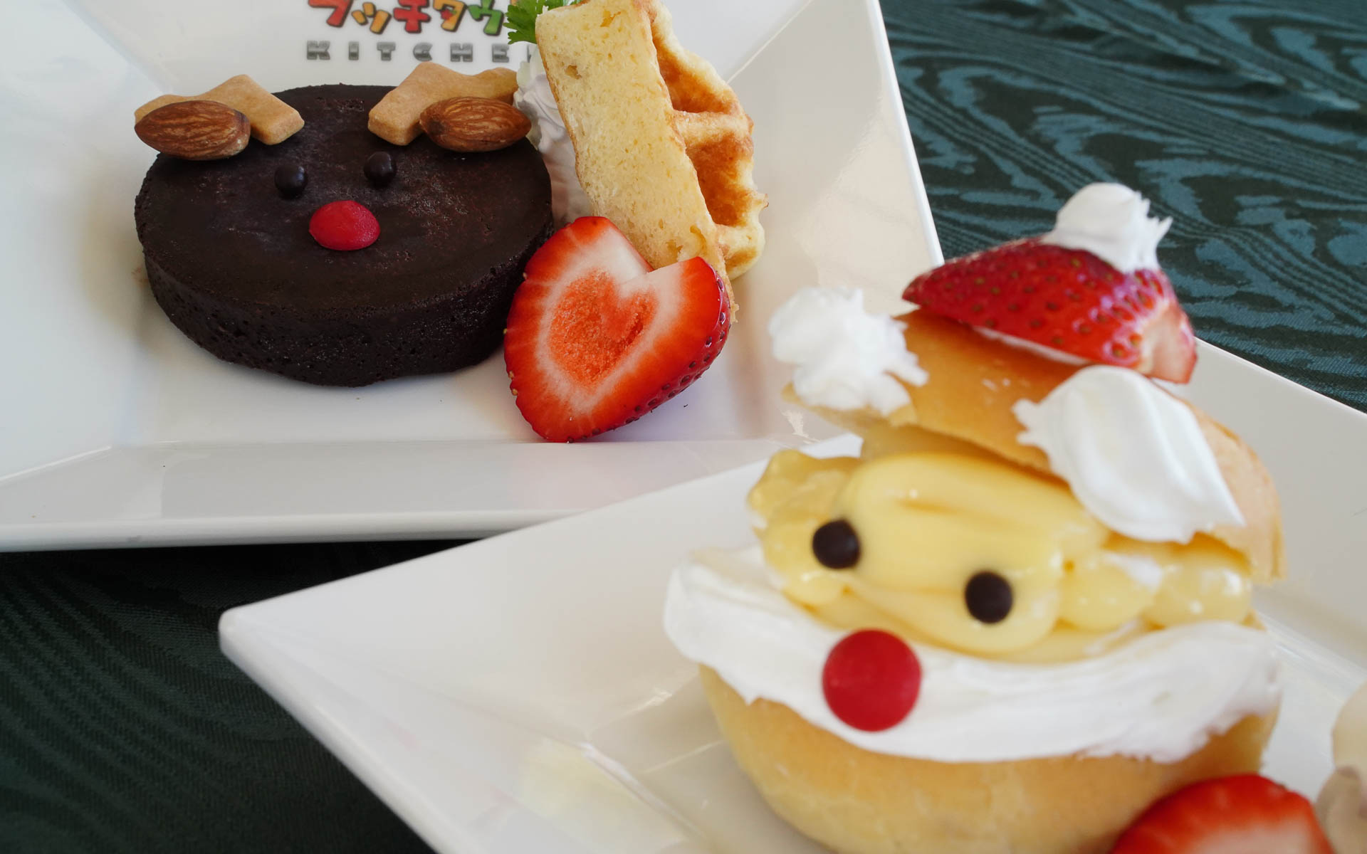 「トナカイのフォンダンショコラ/サンタさんのマリトッツォ」（各500円）。「プッチタウンキッチン」で11月27日～12月25日に販売。カスタードクリームをたっぷりと挟み、いちごや生クリームでサンタクロースに仕上げたマリトッツォと、とろりと溶け出す濃厚なチョコを堪能できるトナカイのデコレーションで飾られたフォンダンショコラ