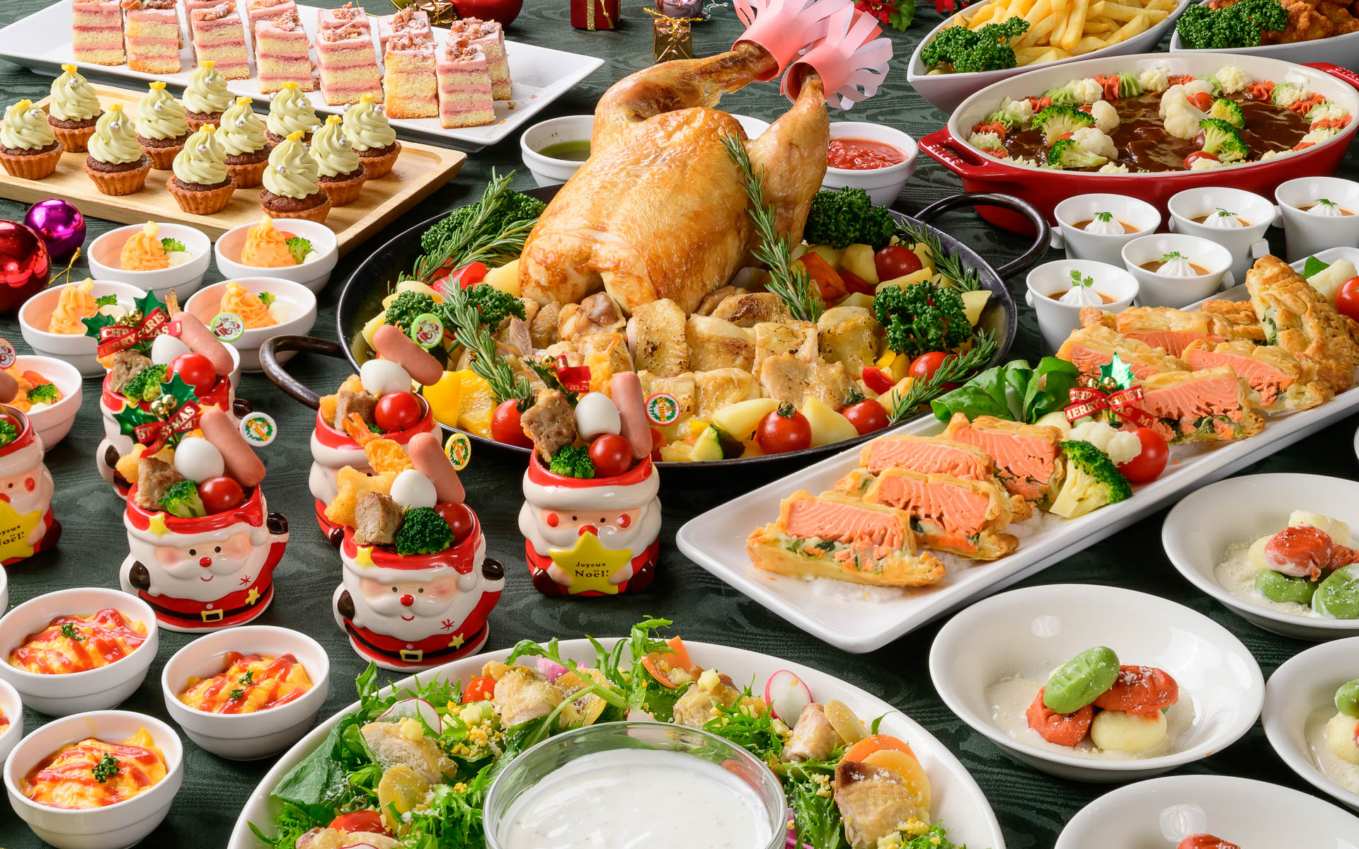 ナチュラルビュッフェ「そら・たべよ」で、11月1日～12月25日に提供されるクリスマスならではのメニュー。ディナー料金は大人3090円～、小学生1990円～、幼児800円～（別途オンシーズン料金あり）。チーズ、トマト、ジェノベーゼの3色のソースを添えたローストチキンや、サンタクロースのマグカップに唐揚げやエビフライなどがつまったキッズクリスマスマグカップなど、家族みんなでクリスマスを堪能できるメニューを用意