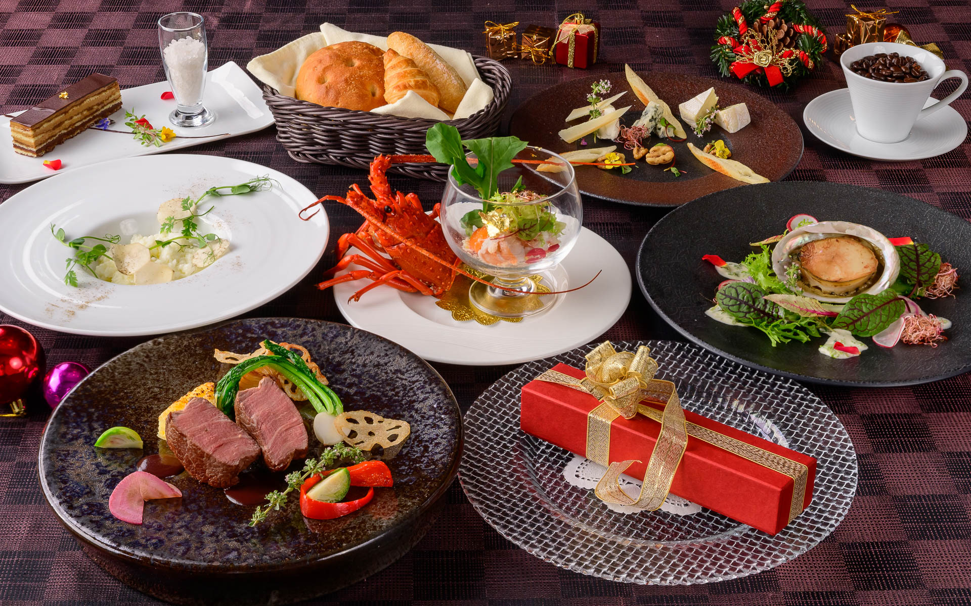 エンターテイメントグリル＆バー「SHUN」で、12月1日～12月25日に提供されるコース料理。料金は1万1200円、1万6300円、3万円。松阪牛や伊勢海老などの三重県産高級食材を贅沢に使用した見た目にも華やかなクリスマス限定フレンチのコース