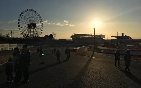 国際レーシングコースのコース上から初日の出を見られる「鈴鹿サーキットホテル 初日の出コースウォーク」は、12月31日に鈴鹿サーキットホテル宿泊者限定イベント。観賞後はホームストレート上にてレースで活躍するセーフティーカー「NSX」などの運営車両と記念写真を撮影できる