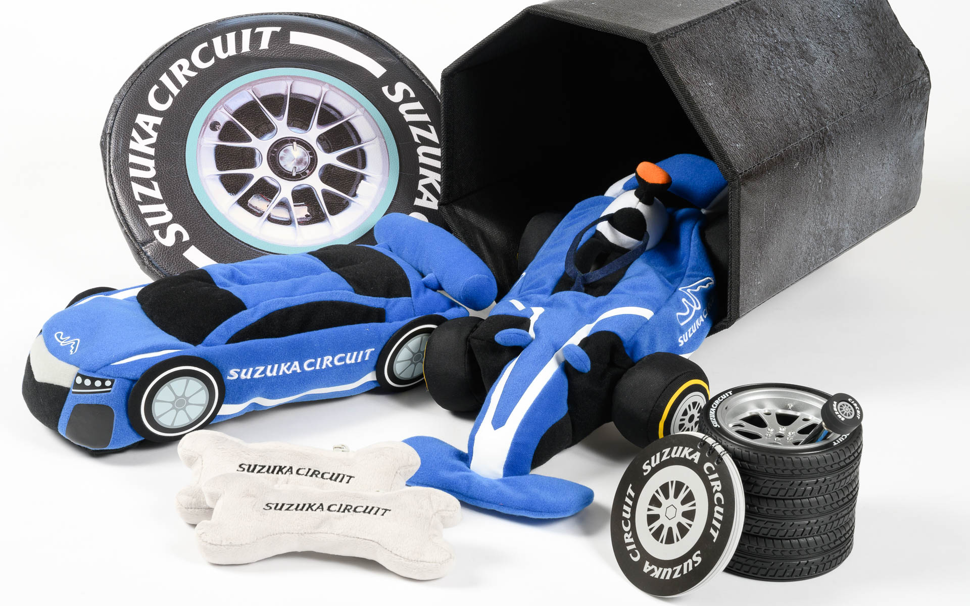 鈴鹿サーキット限定パッケージミニカーのセットやタイヤ型のクッションを詰め込んだセットなどバラエティー豊かな商品を詰め合わせた「鈴鹿サーキット福袋」。プッチタウンストア、サーキットプラザ、ガレージR、ぐるめぷらざ、レーシングゾーン各店舗の特色に合わせた商品を詰め込んだ福袋が用意される