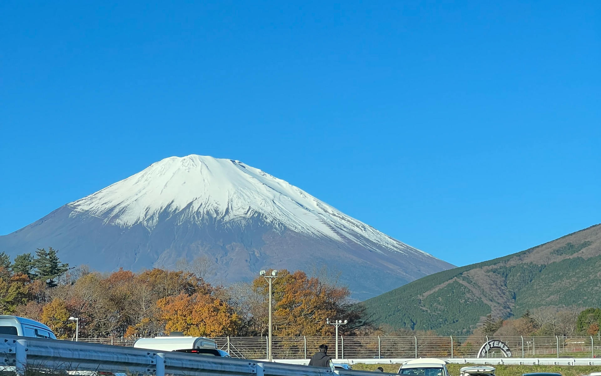 11月27日朝の富士スピードウェイ。富士山もくっきり見えるほど天気がいい