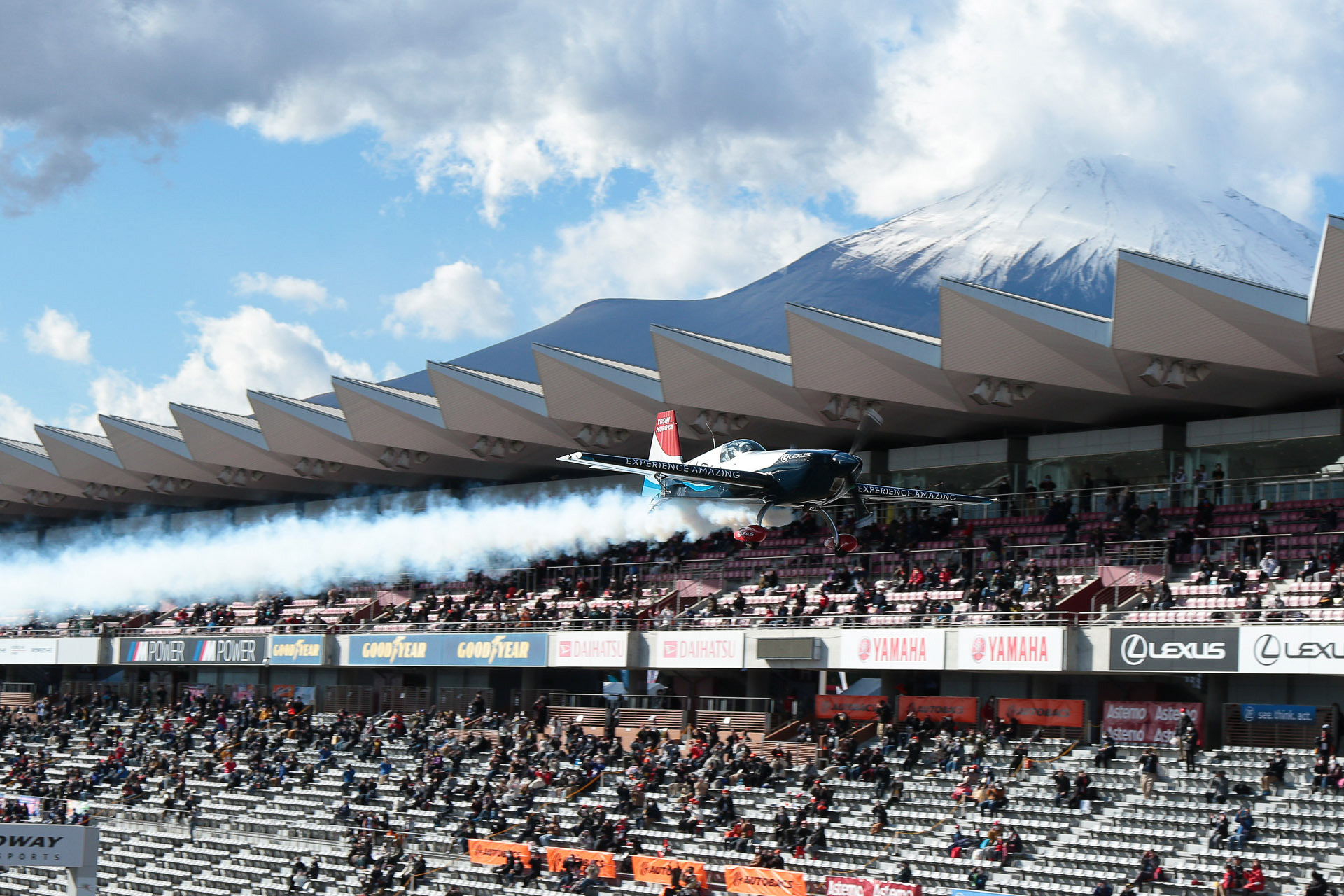 観客席と同じような高さで飛ぶ室屋選手