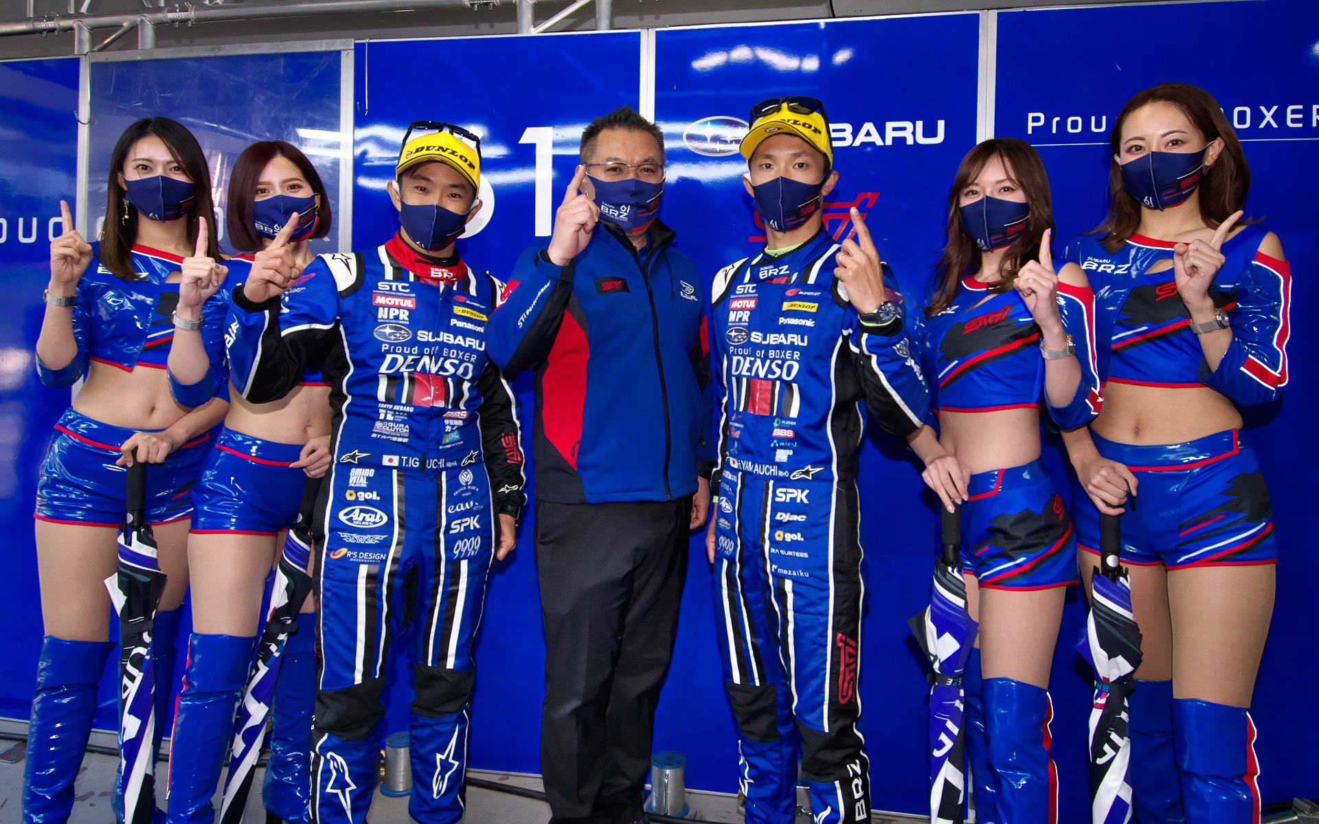 シリーズチャンピオン獲得に挑む61号車 SUBARU BRZ R&D SPORT（井口卓人/山内英輝組）。中央は小澤総監督