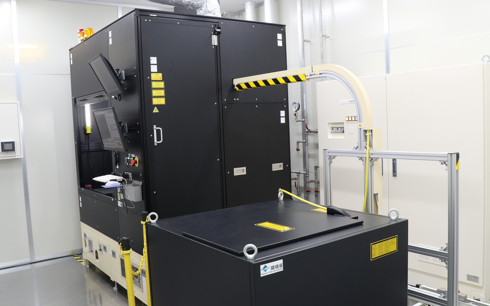 実証機の右側（写真内手前）に設置されている黒いボックスが高出力青色DDLの発振器。開発用の実験機を流用しているため、正面パネルに地球を模した演出が施されていないなど、外装の仕様が一部異なっている