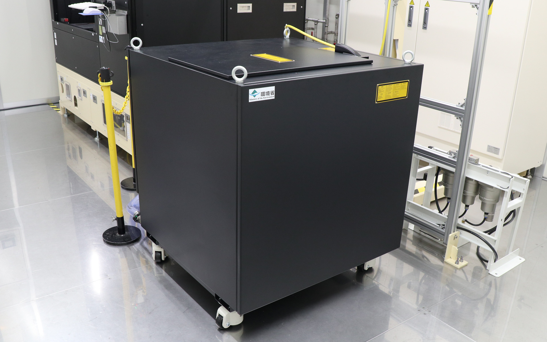 実証機の右側（写真内手前）に設置されている黒いボックスが高出力青色DDLの発振器。開発用の実験機を流用しているため、正面パネルに地球を模した演出が施されていないなど、外装の仕様が一部異なっている