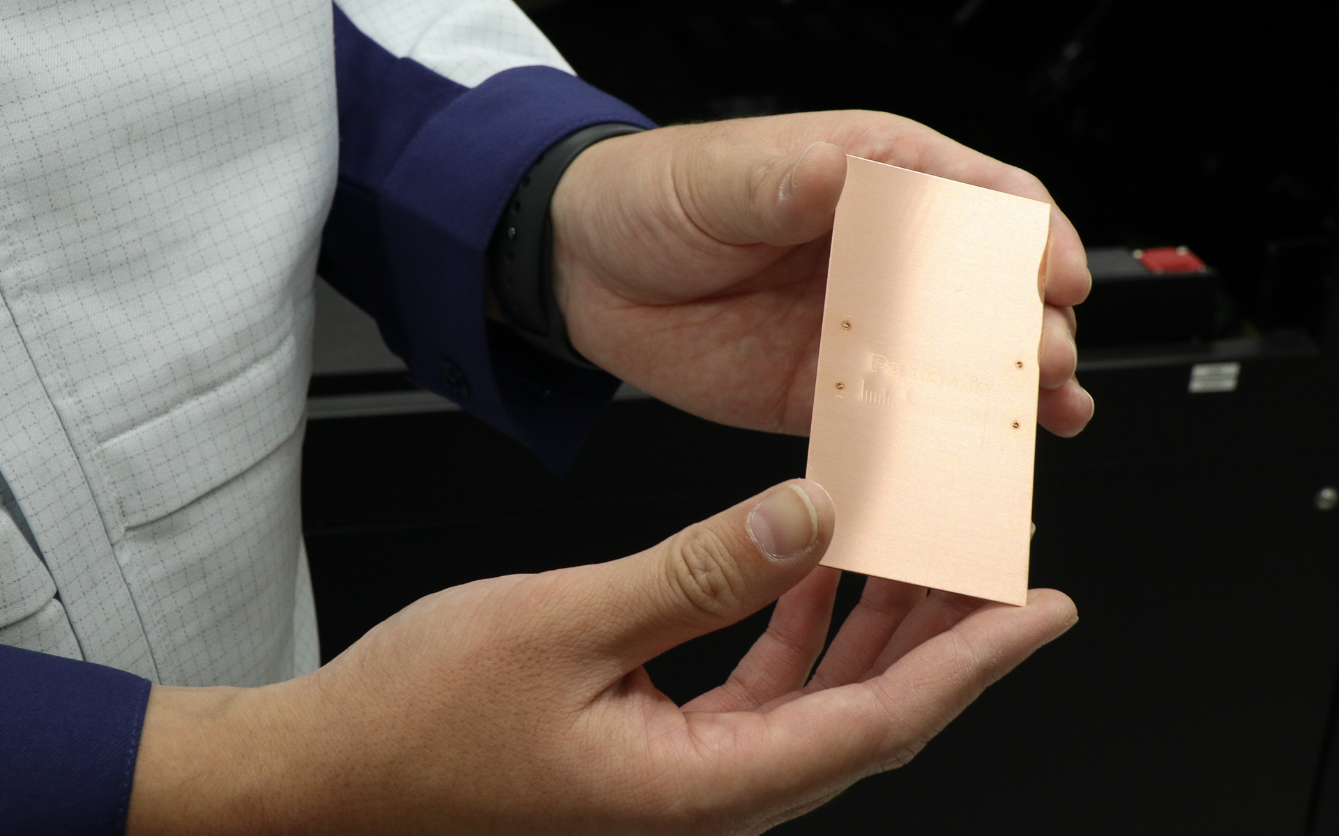 実証機で製作された銅板のサンプル。切り分けて来場者向けの記念品として配布する