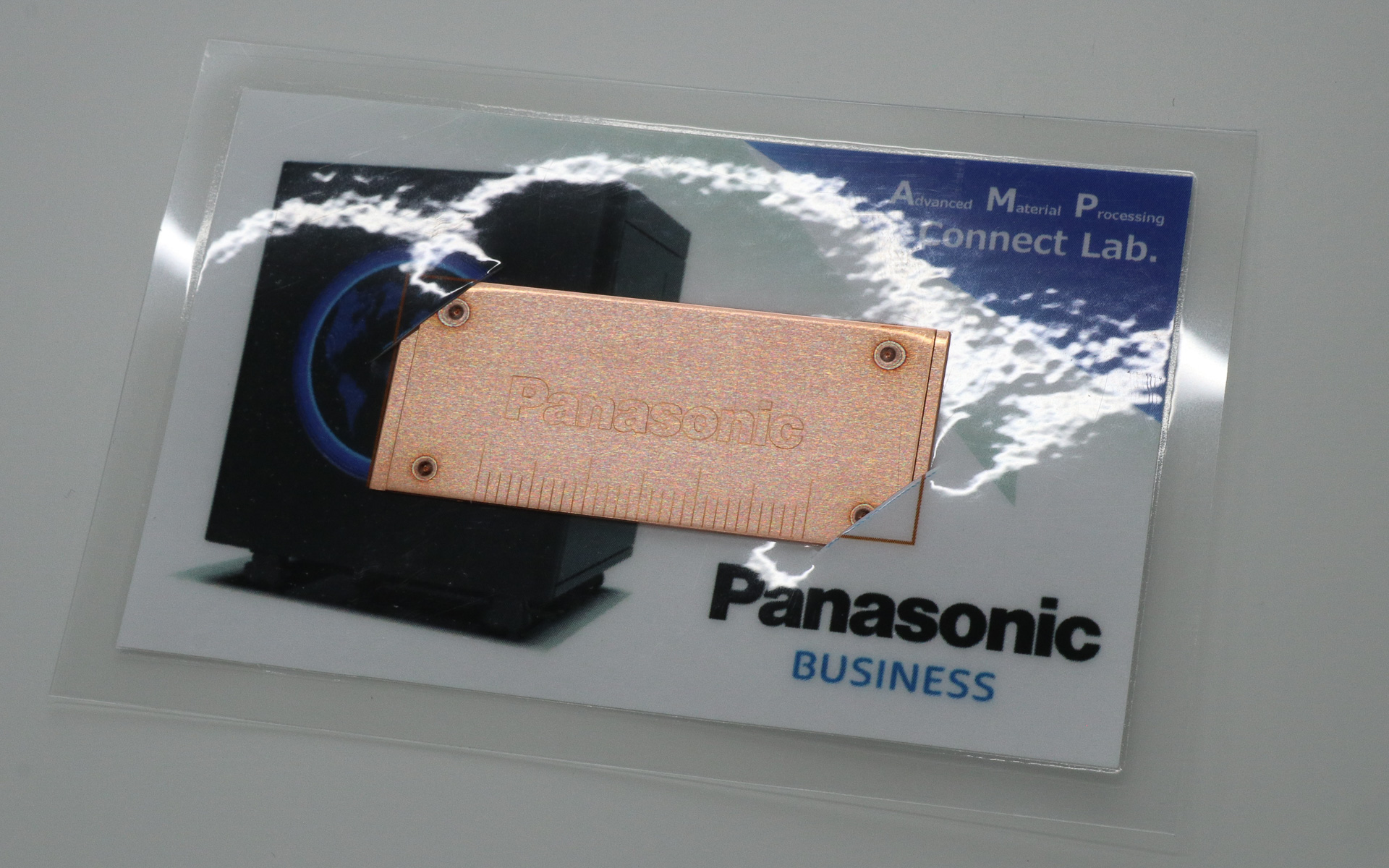 実証機で製作された銅板のサンプル。切り分けて来場者向けの記念品として配布する