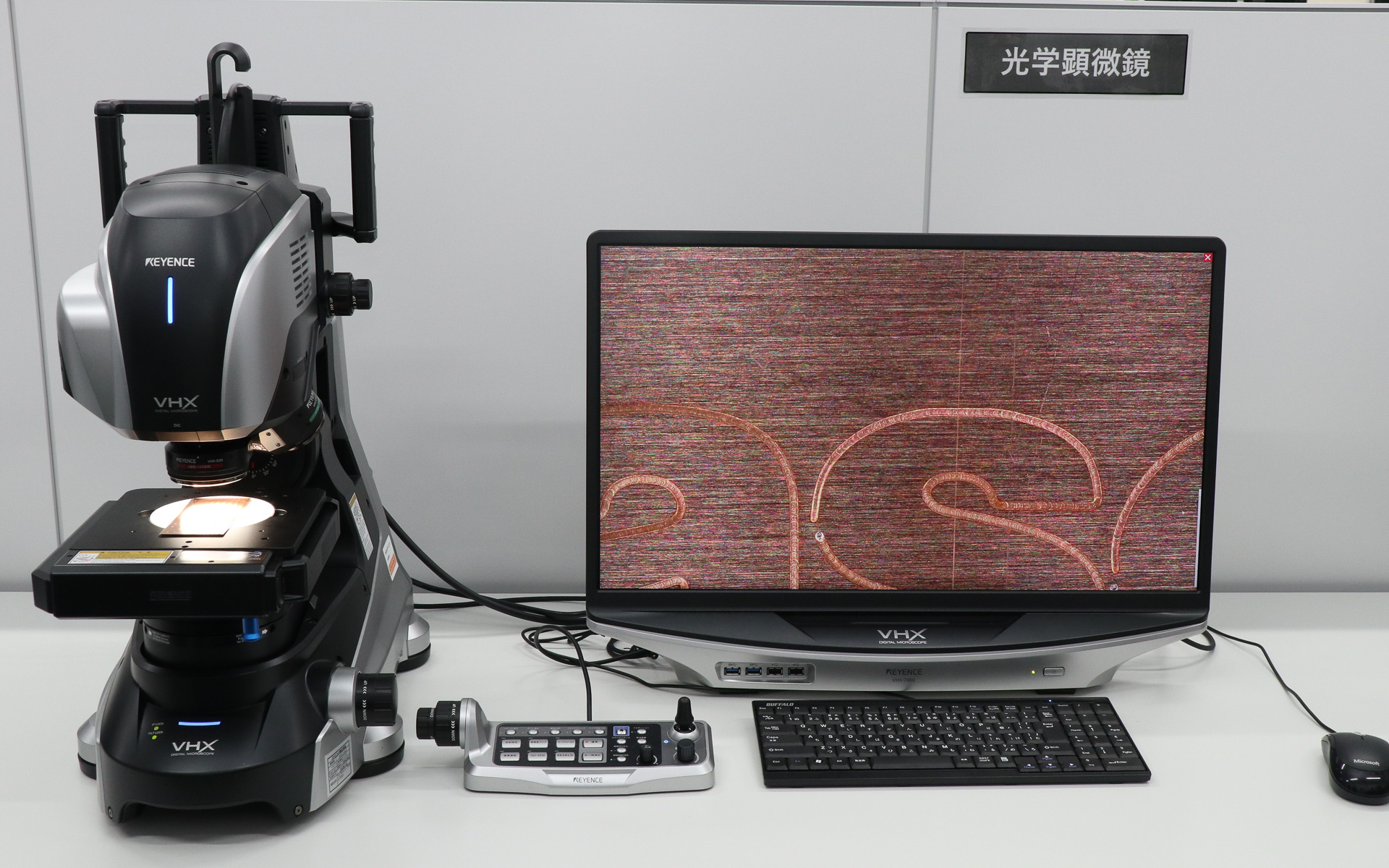 評価スペースに設置されていた光学顕微鏡で銅板サンプルのレーザー彫刻をチェック。肉眼では細い線にしか見えないが、拡大していくと微細な半円状のラインの連続であることが分かる